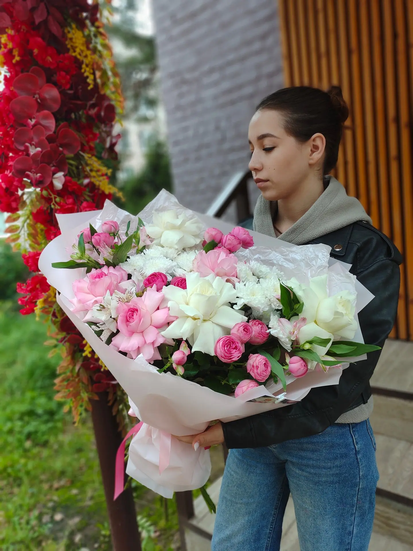 Французские розы, пионовидные кустовые и пышные хризантемы — три вида красоты в одном б...