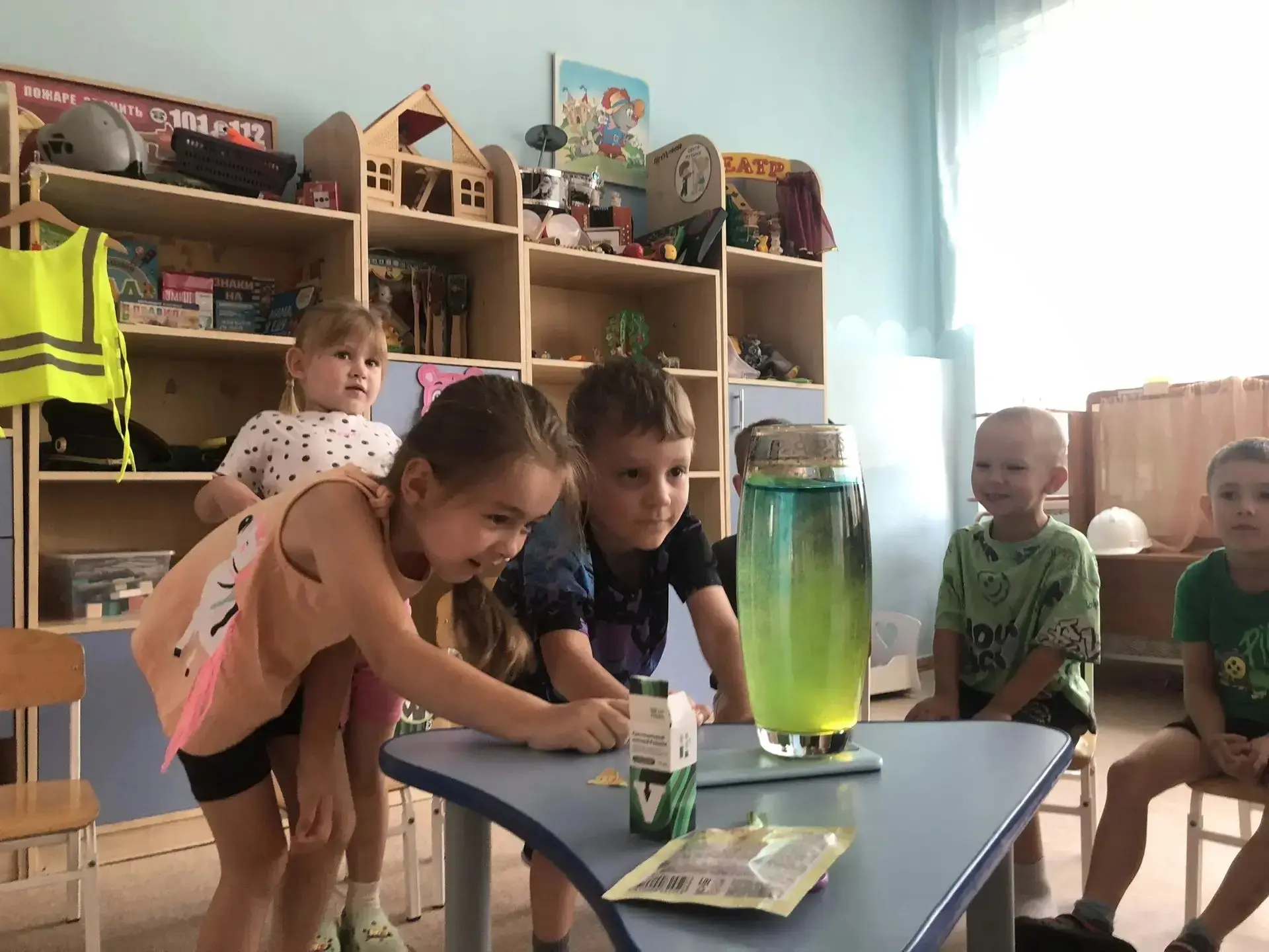 Юные ученые: как наши воспитанники приручили химию и свет!В нашем детском саду прошел день удивитель