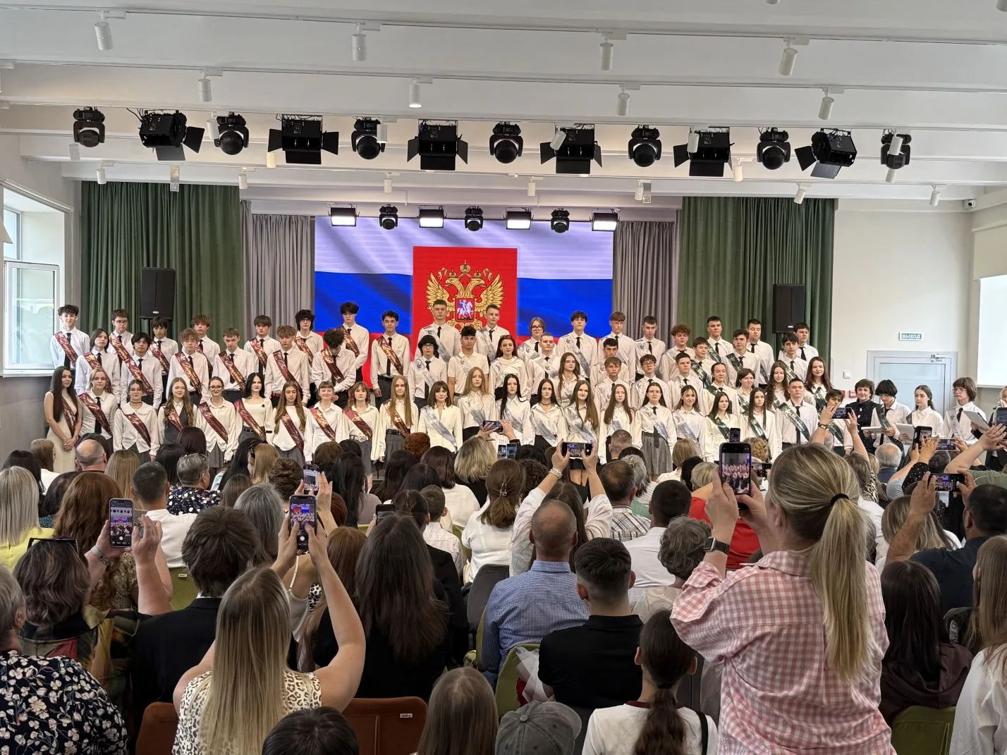 Дорогие выпускники, поздравляем вас с окончанием 9 класса! Это небольшая ступень, но пу...