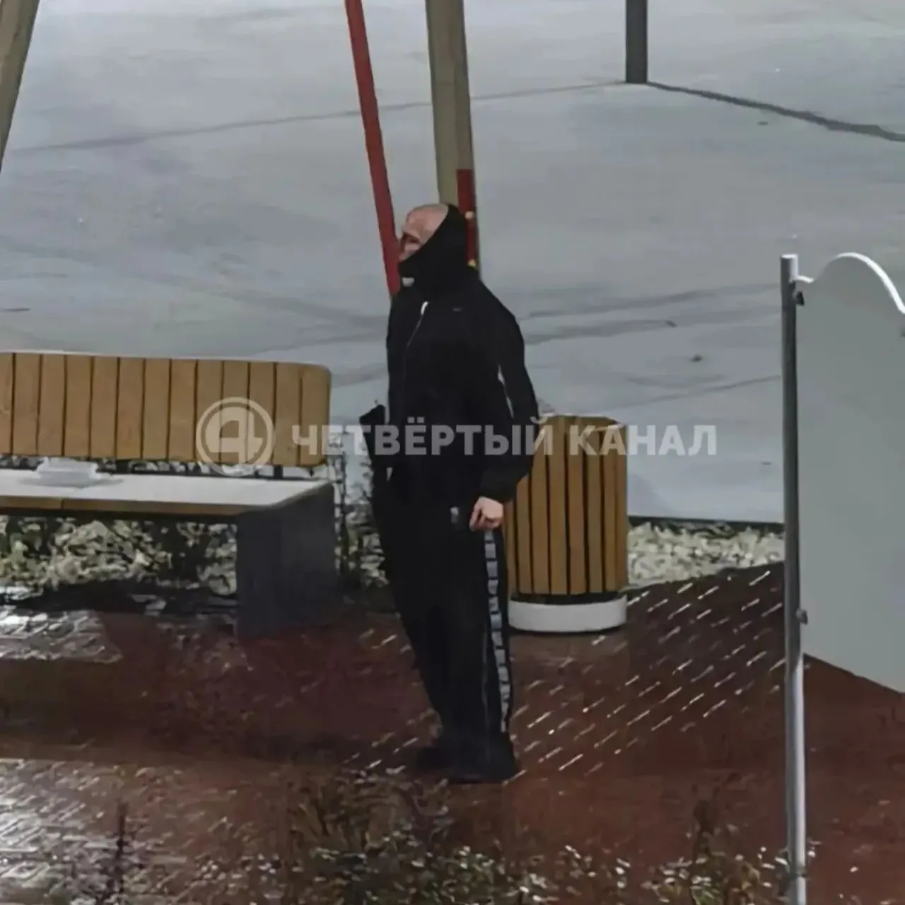 В Академическом заметили мужчину с предметом, похожим на оружие