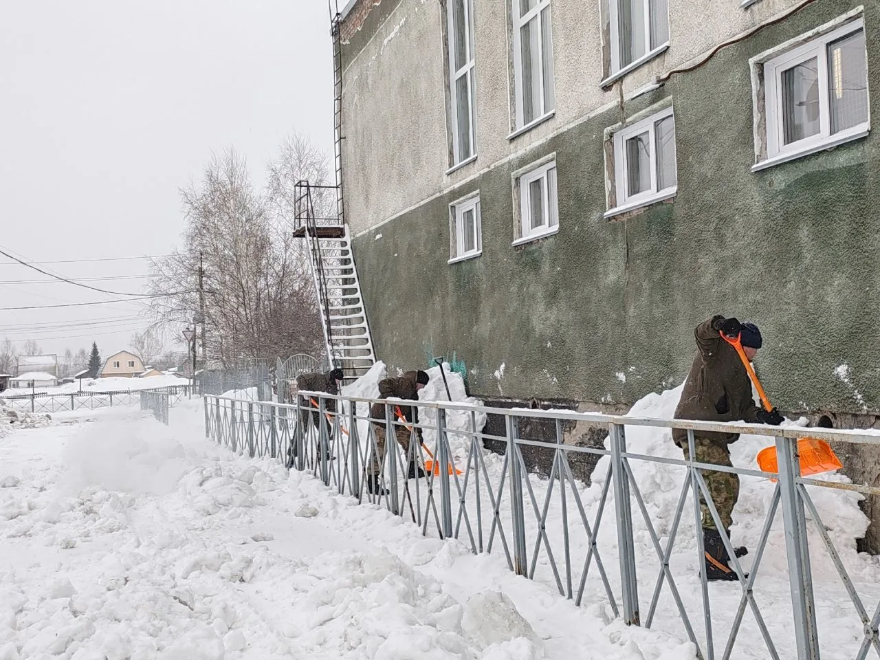 В поселке Березовка продолжаются работы по подготовке к паводку.
