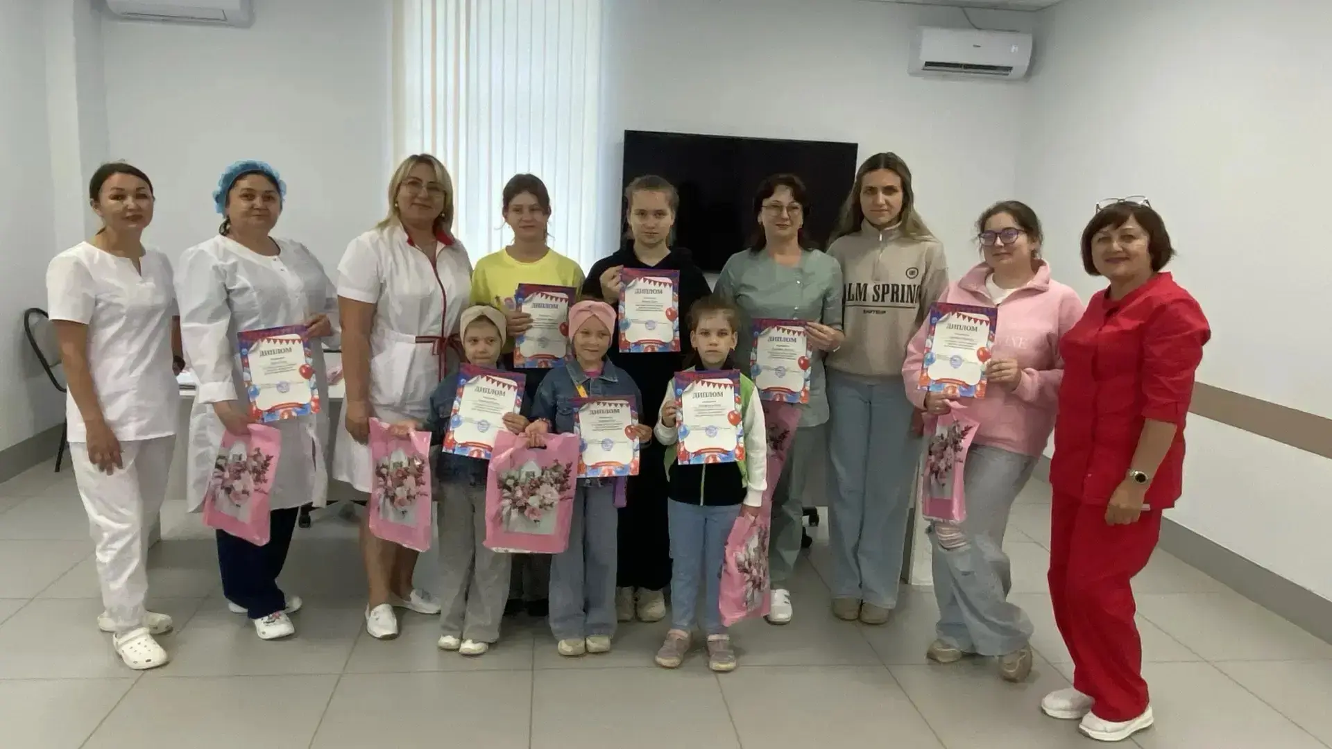 В Менделеевской ЦРБ наградили победителей конкурса детских рисунков, посвященного Дню м...
