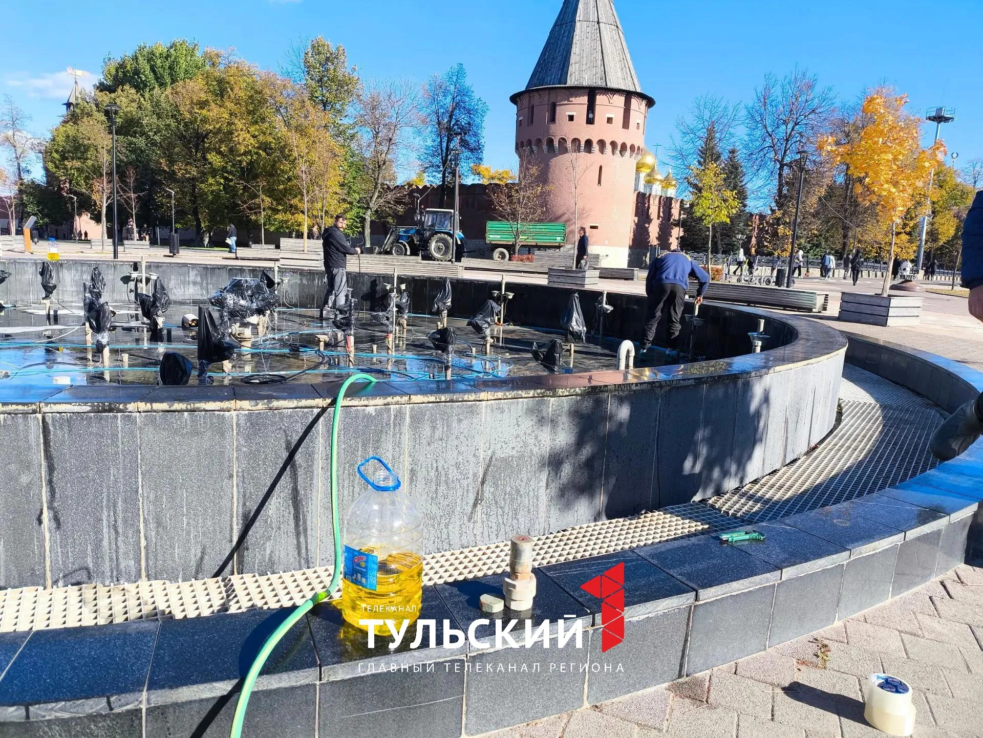 ⛲ В Туле начали готовить к зиме фонтан на Крестовоздвиженской площади