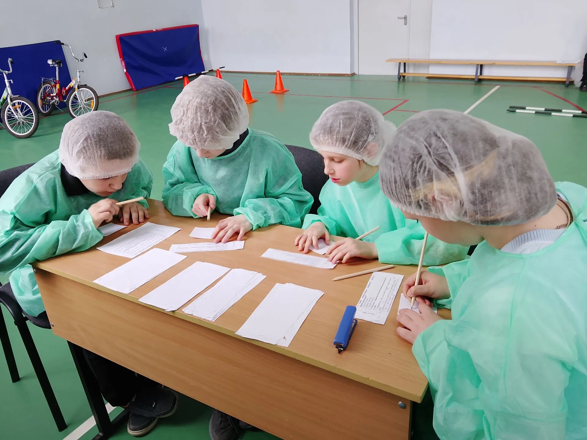 Сегодня ученики параллели 5 классов продолжили соревнования  санпостов. Ребятам было непросто и они 