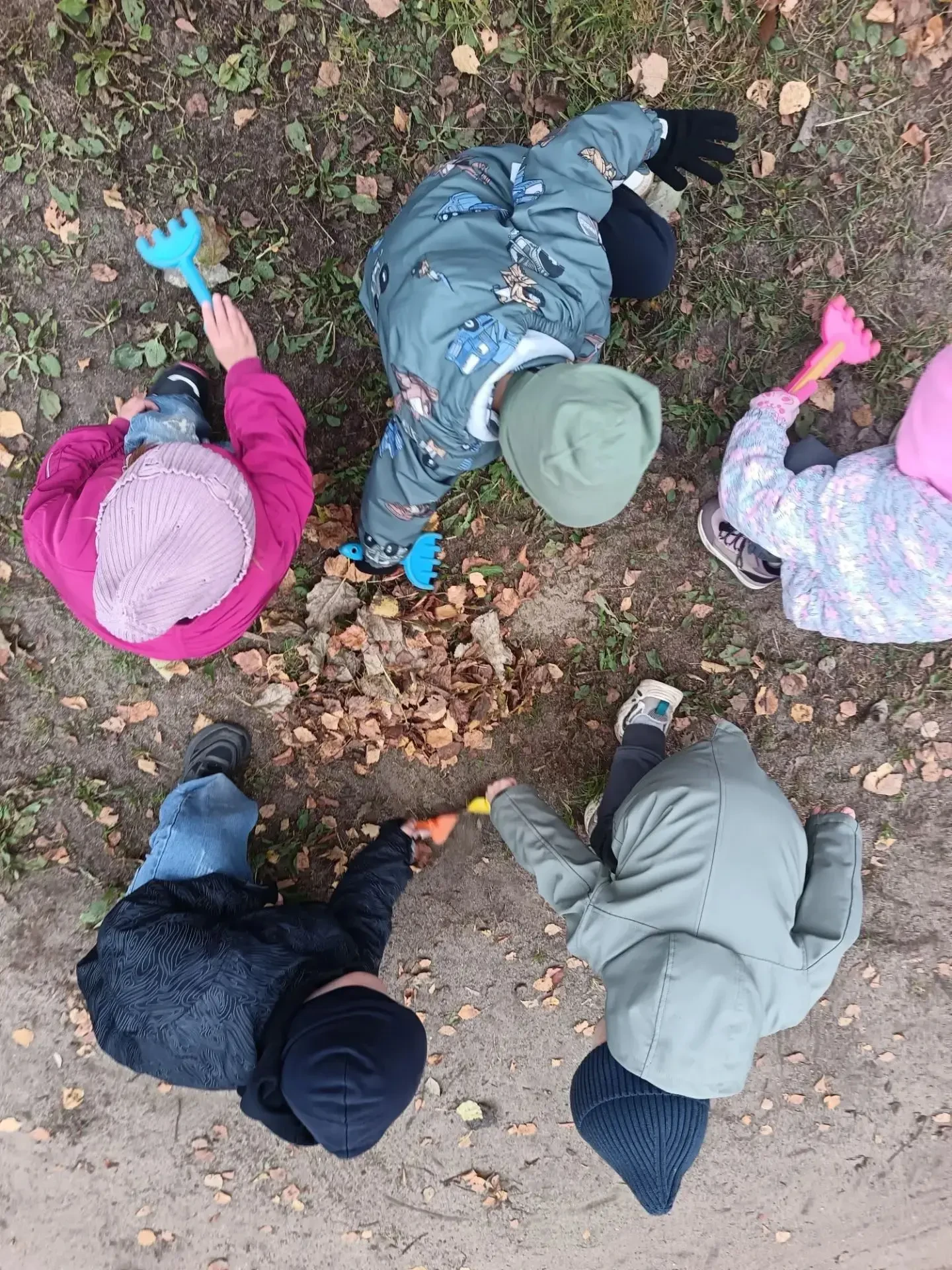 Маленькие помощники большой чистоты! 🍁👫