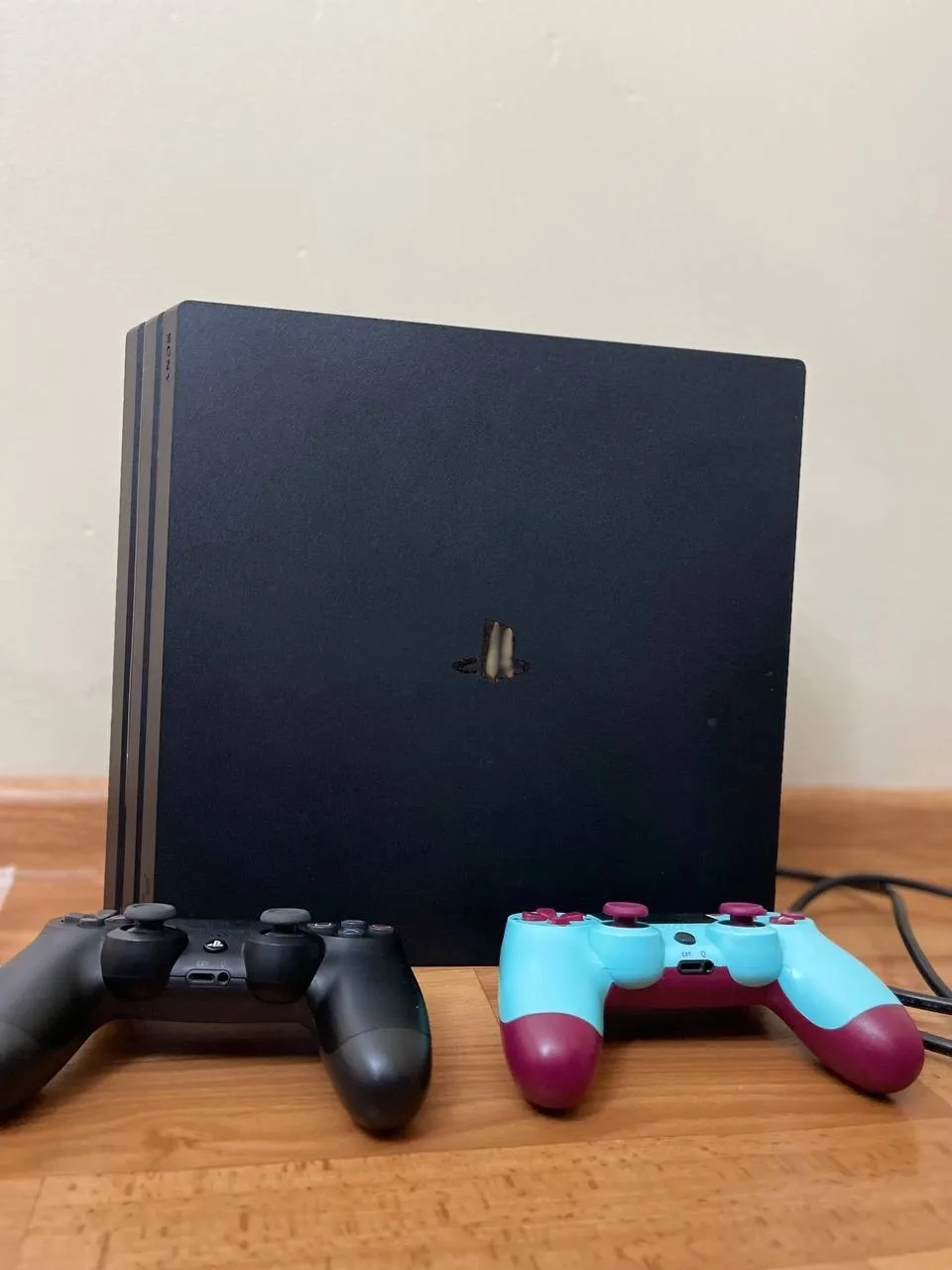 Продам Sony PlayStation 4 Pro 1 ТБ, б/у, 32 000 ₽
