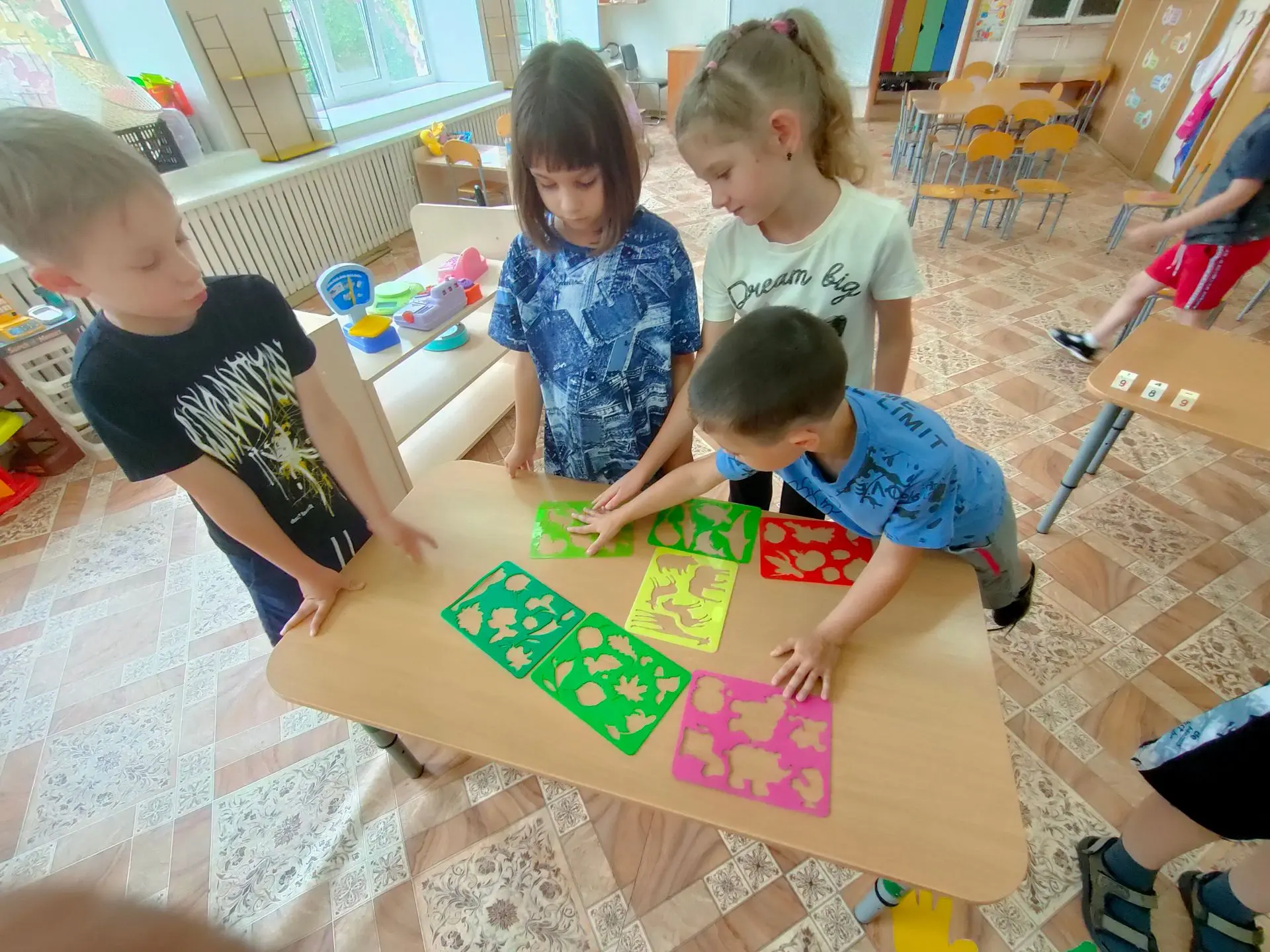 В подготовительной к школе группе прошел турнир среди команд "Умников и умниц". Ребята на скорость с