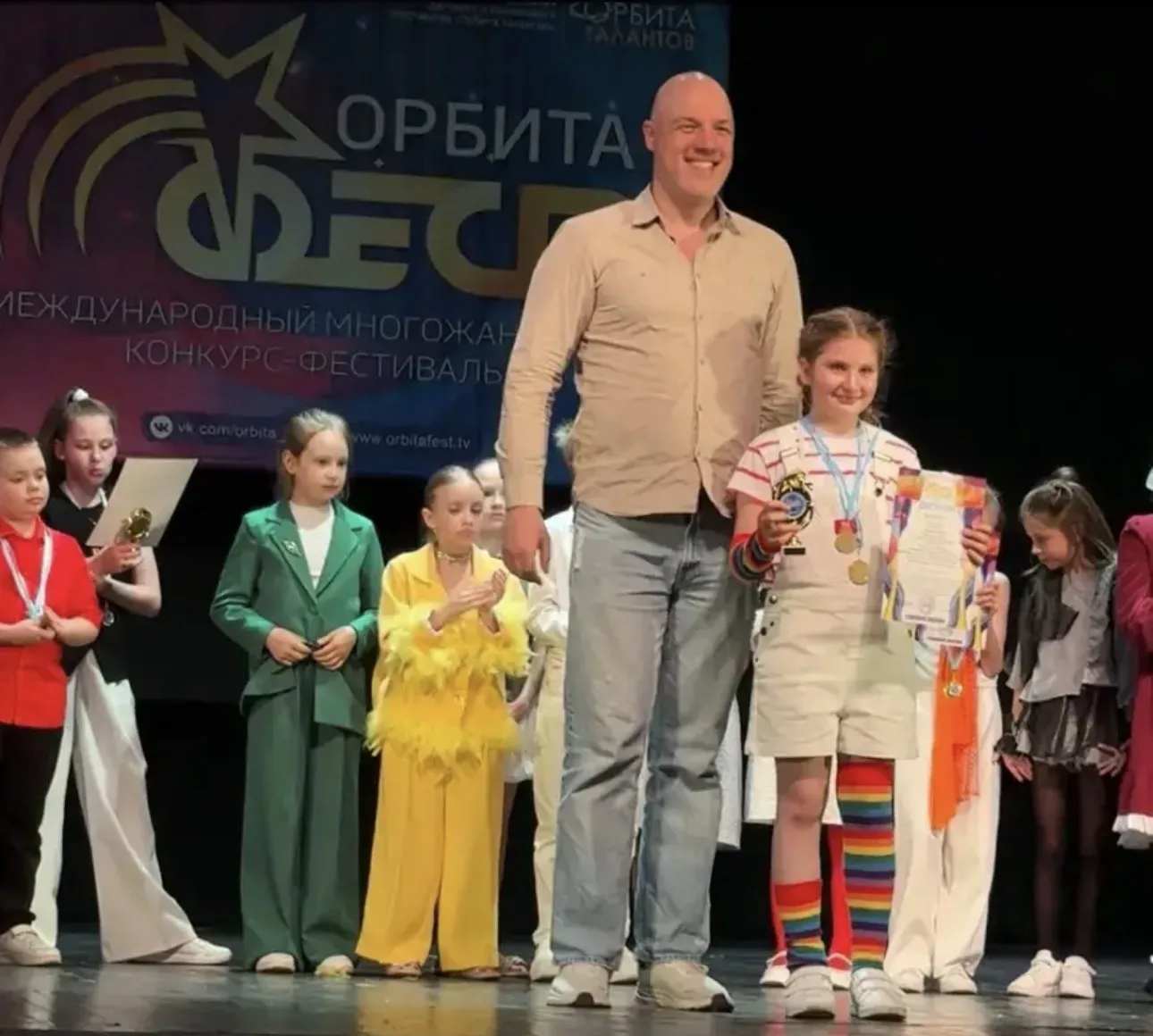 НАШИ ПОБЕДЫ 
УЧЕНИЦА 3 «Б»класса, Барсигян Мелания, приняла участие в Международном многожанровом ко