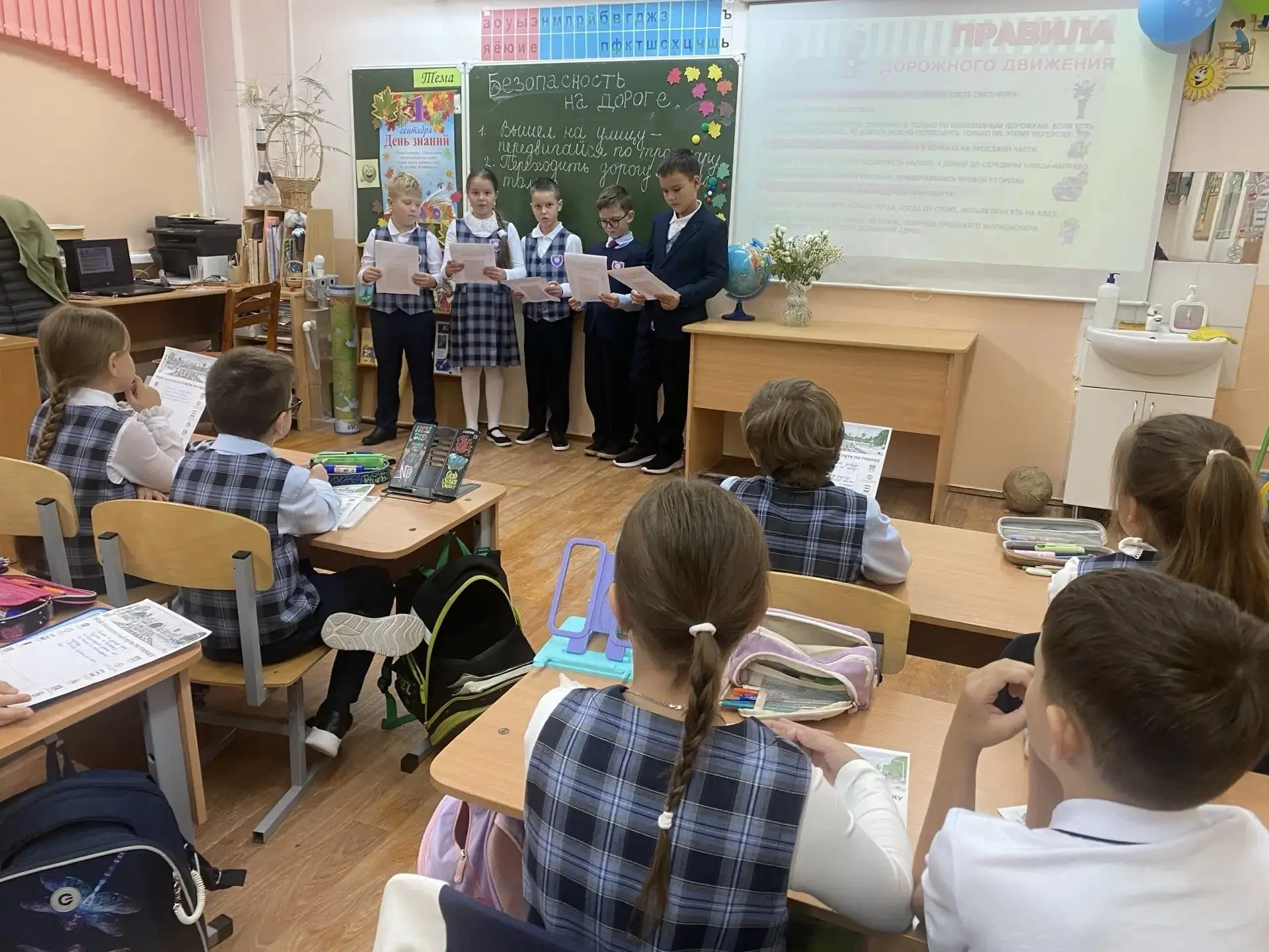 🚏4 сентября в 3 "е" классе прошел классный час «Безопасность на дороге» в рамках Едино...
