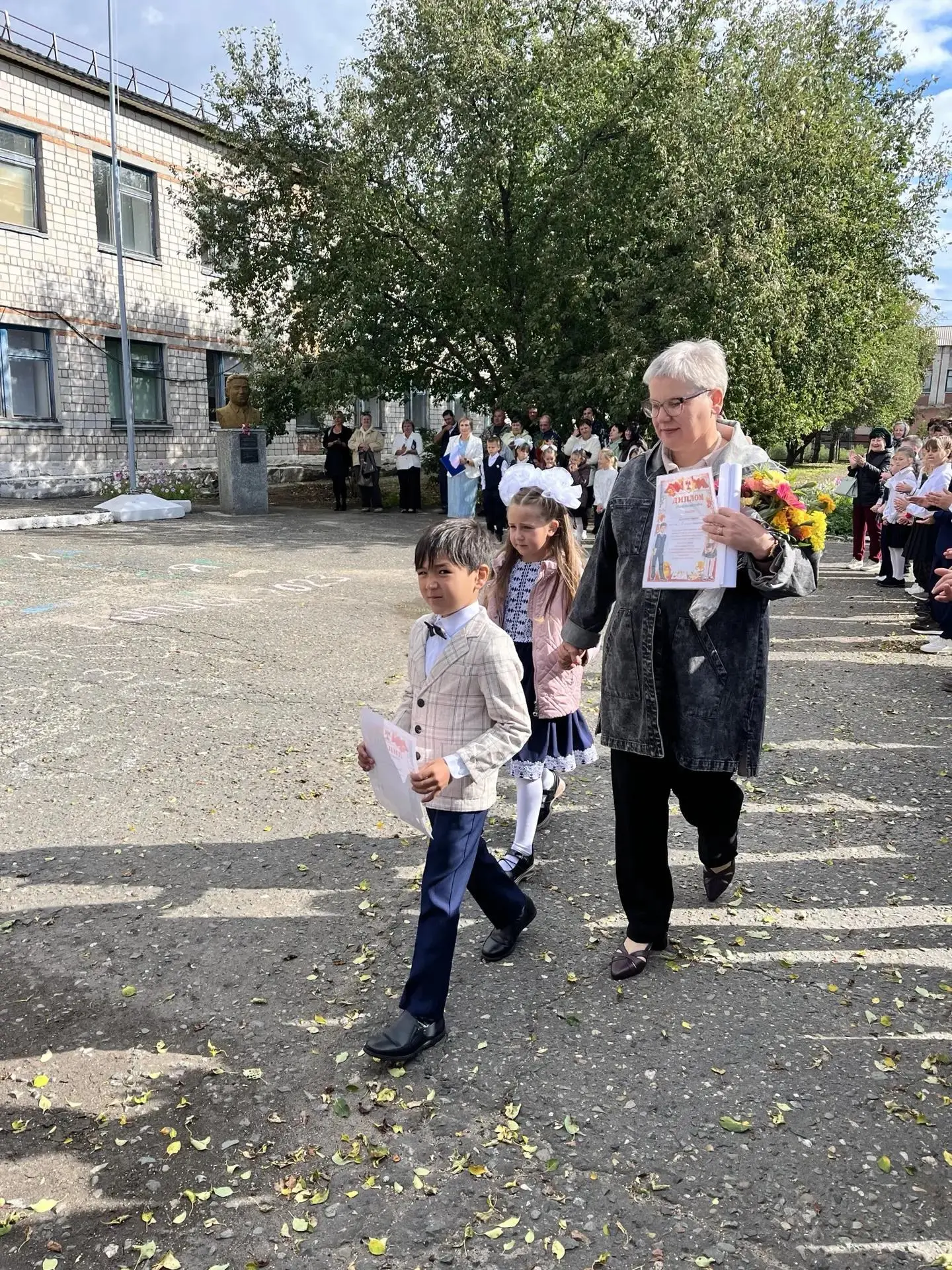 Утро 1 сентября в Гонохово выдалось по-особенному солнечным и тёплым — не только по пог...
