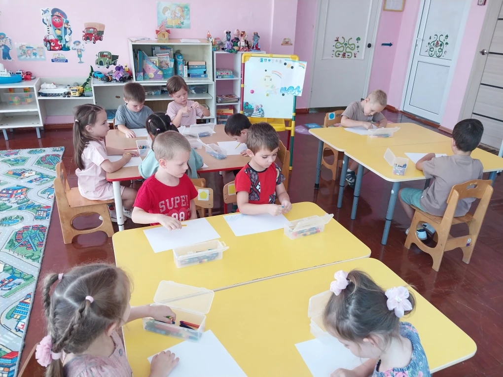 Рисование "Вот оно, какое наше лето". Ребята средней группы в своих рисунках показали; ...