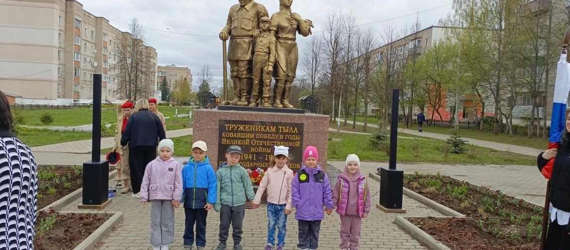 Сегодня дети старшей  группы "Земляничка" возложили цветы и почтили память павших герое...