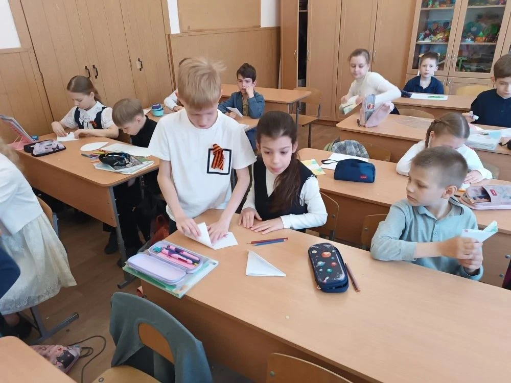 "ПАМЯТНЫЕ ДАТЫ"🔥 - "КЛАССНЫЕ" НОВОСТИ"👍  Накануне Дня Победы «Орлята России» 2-Б класса (кл. рук. Ме