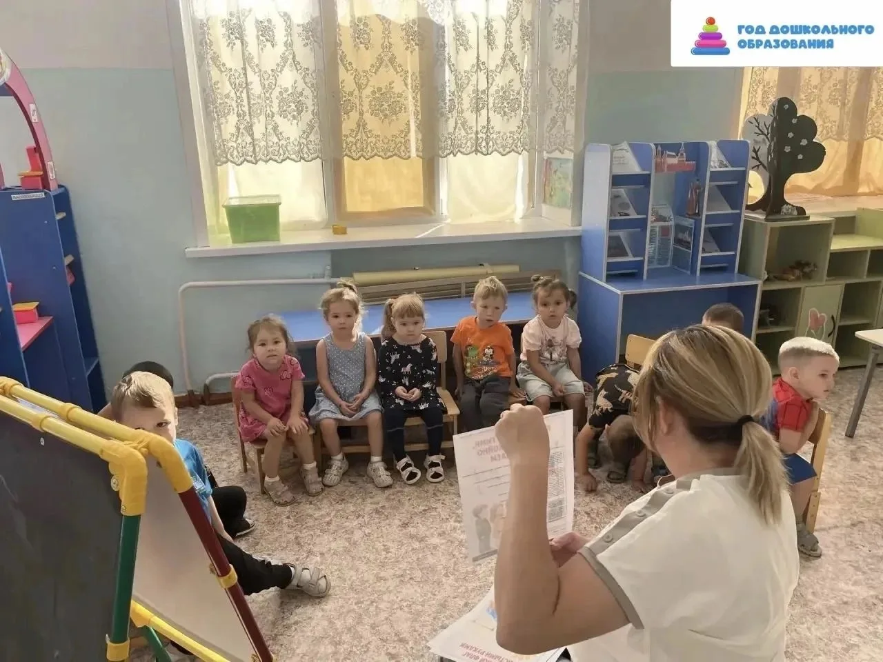 В младшей группе "Почемучки" прошла беседа посвящённая празднованию Дню Российского фла...