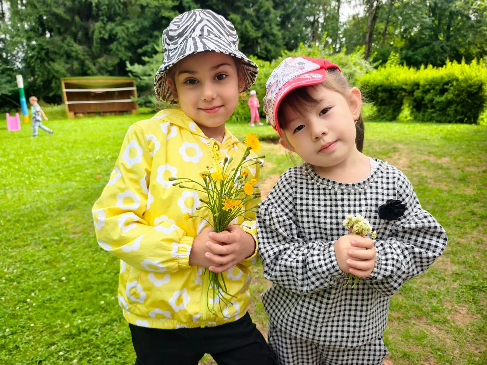 Прогулка☀️
Летом, группы в детском саду объединяются и может показаться, что ребятам очень тяжело ме