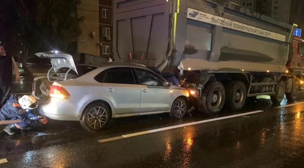 Легковушка залетела под самосвал в Новосибирске