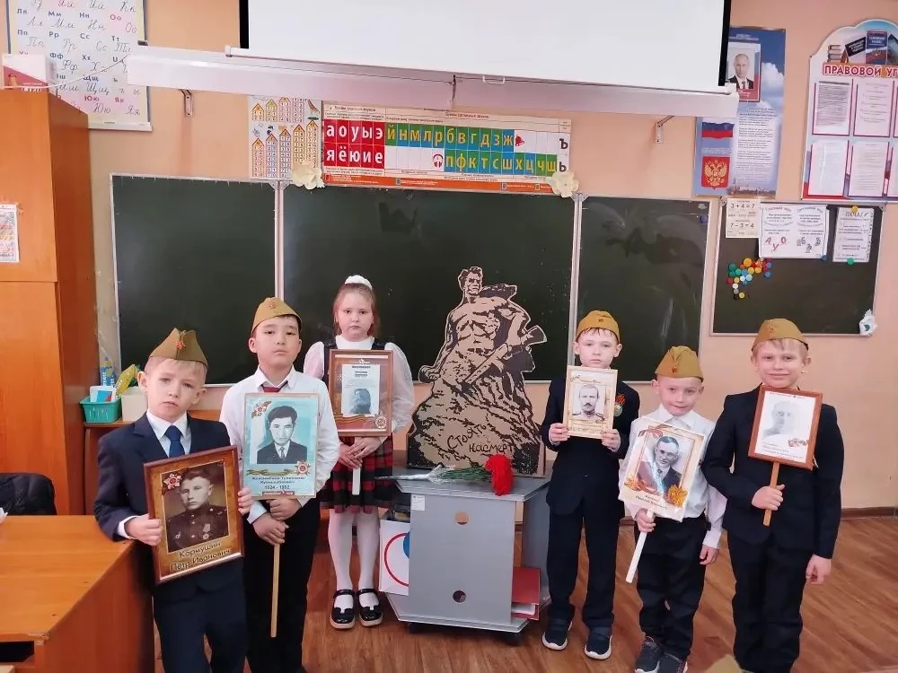 🕯 Память сердца: встреча в клубе «Патриоты»  Сегодня в 1 «Д» и 4 «Д» классах, где проходят занятия ш