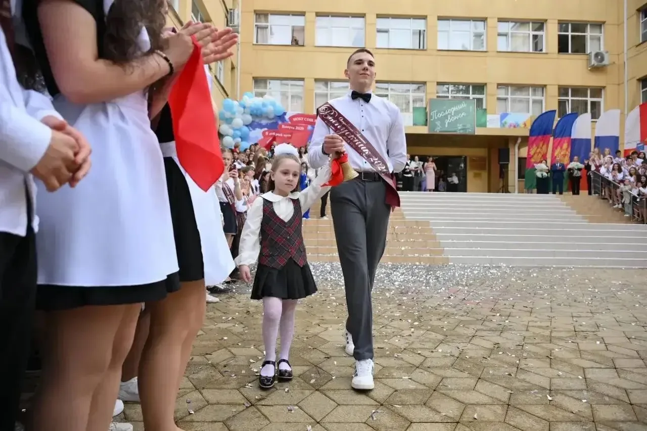 🔔 Сегодня для выпускников прозвучал последний звонок — 2026!  Дорогие выпускники!   🔔Этот звонок — с