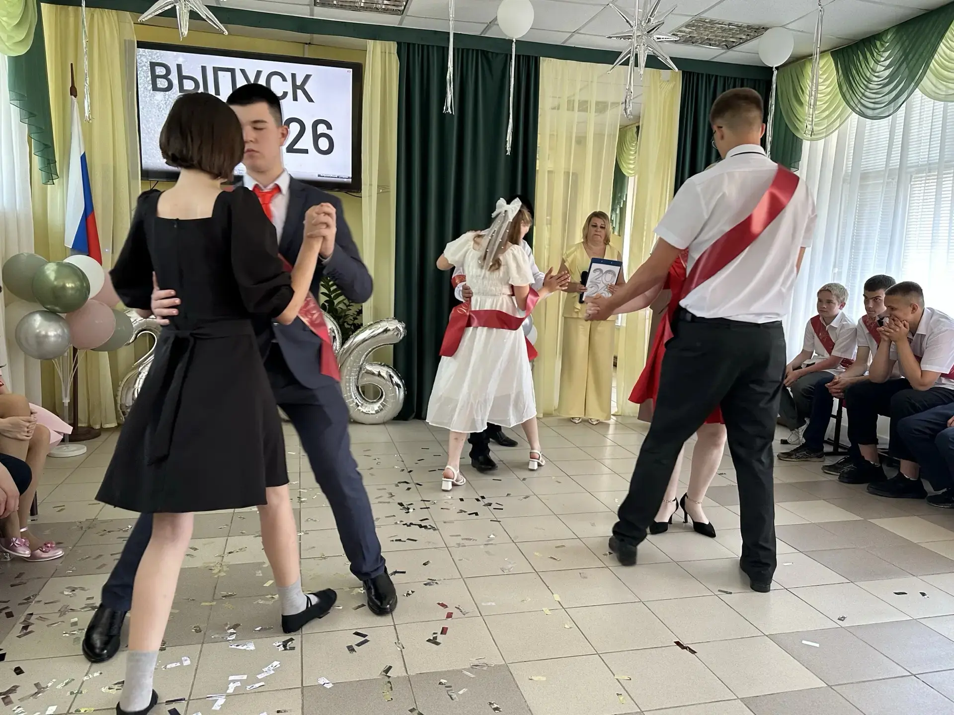 Время лететь ввысь: Последний звонок прозвучал для 9-х классов! 🔔🌸
