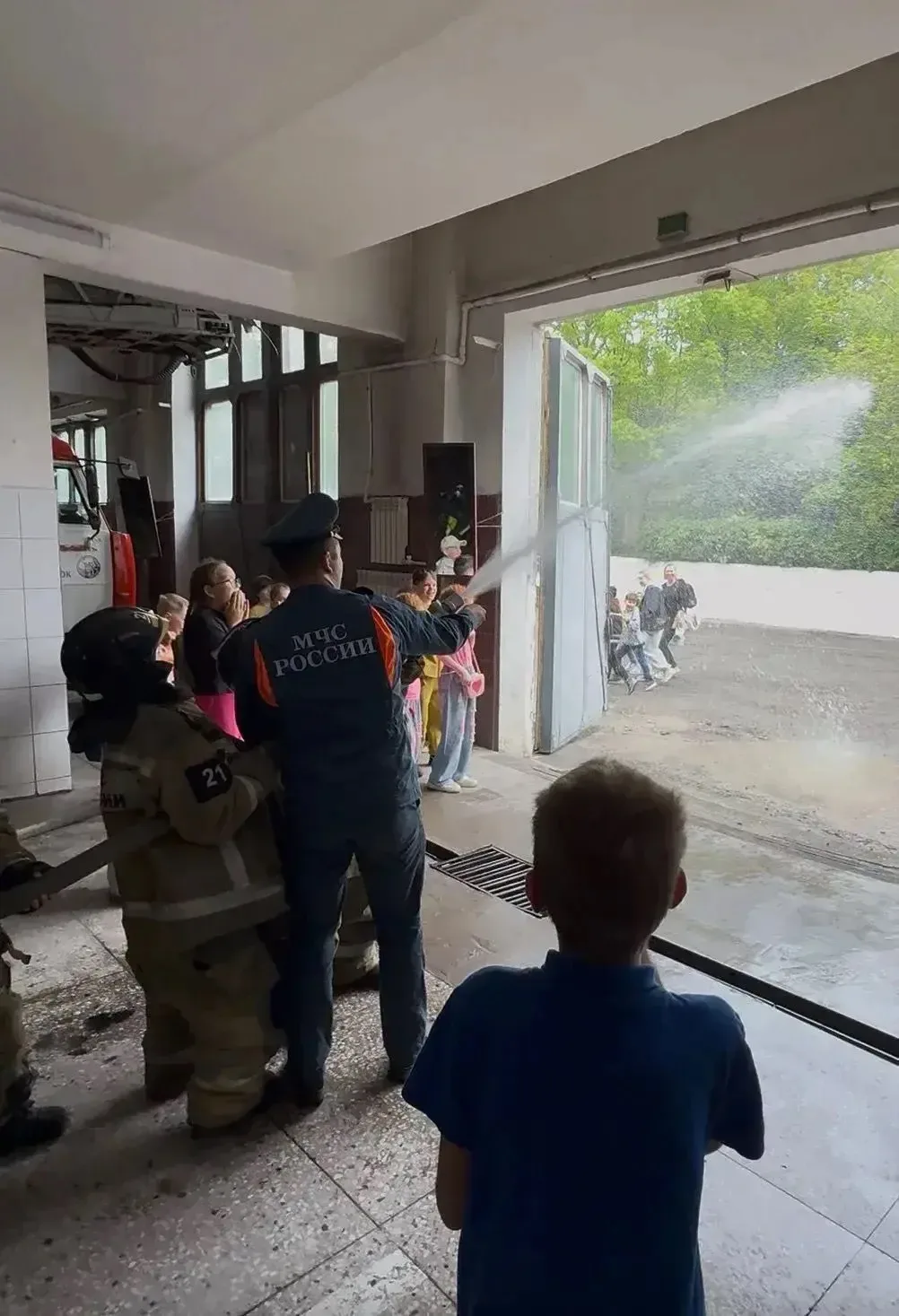 Пожарные, техника и боевая форма: как 2А класс «тушил» пожар 🔥👩‍🚒  В преддверии летних каникул, 25 м