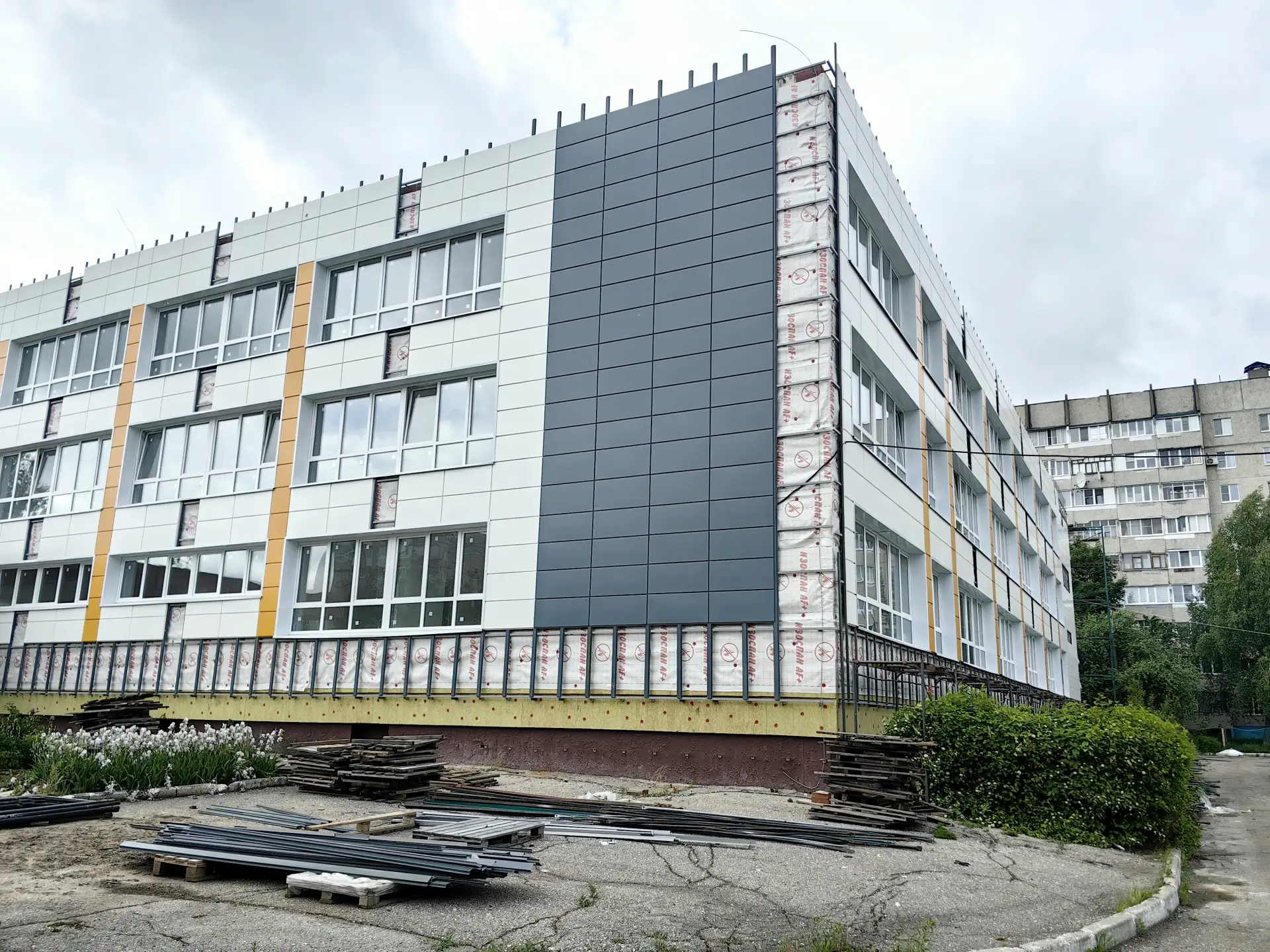 В школе №49 Чебоксар продолжается капитальный ремонт

Капитальный ремонт школы №49 в Чебоксарах прод