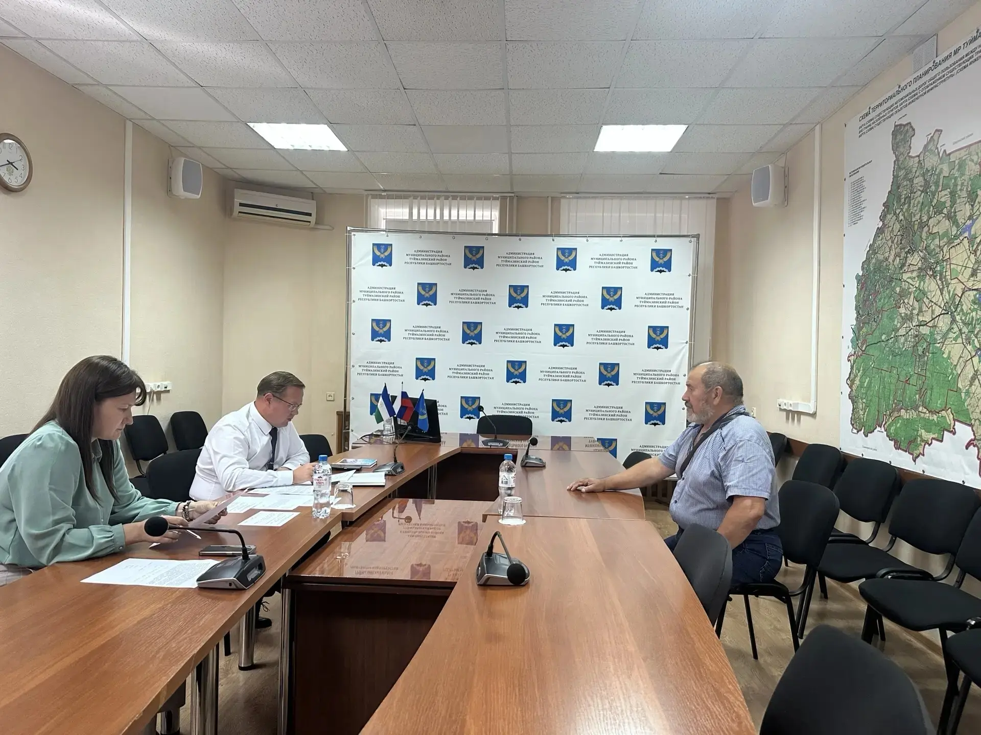 В администрации Туймазинского района прошёл очередной приём граждан.
 
Жители района обратились к гл