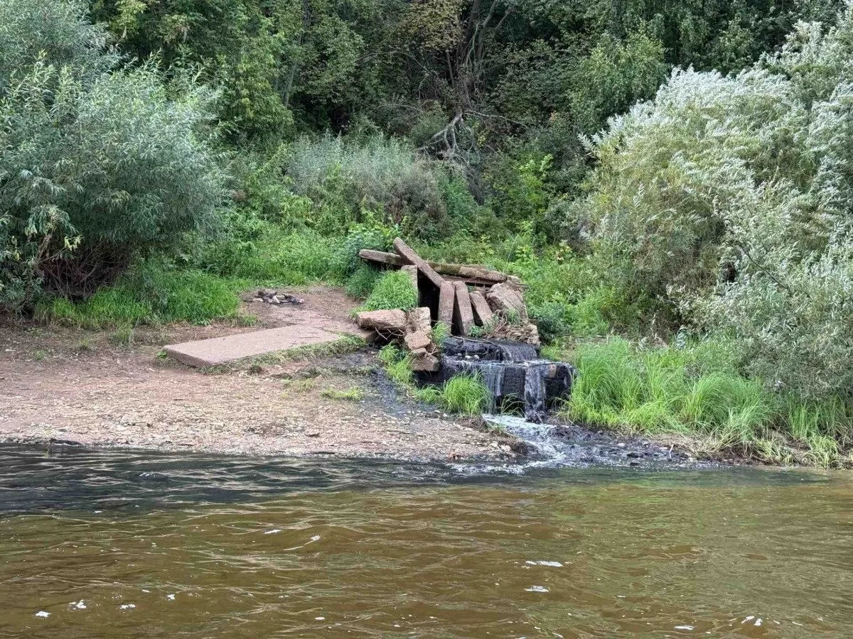 В Котельниче в Вятку сливают тёмную вонючую жижу 🟤