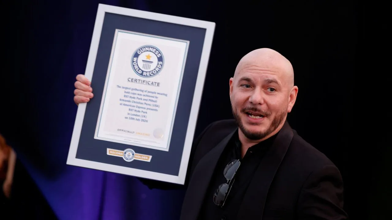 Pitbull попал в Книгу рекордов Гиннесса благодаря самому массовому собранию людей в лысых шапочках.
