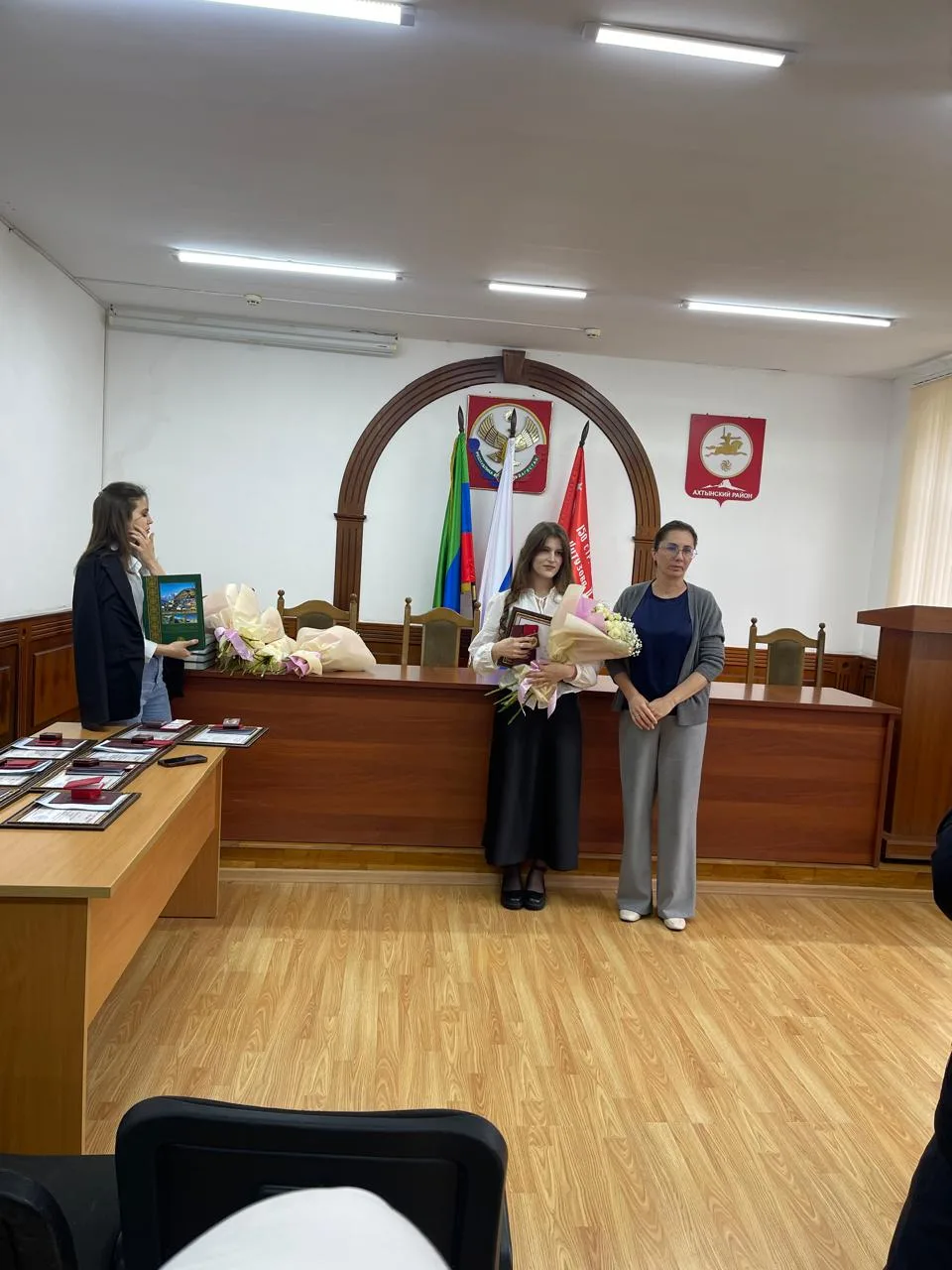 В Ахтынском районе прошло чествование медалистов.

Сегодня в  актовом зале администрации района  чес