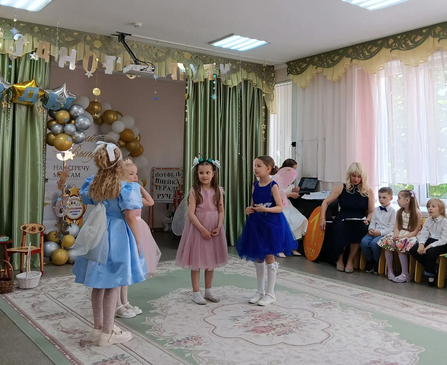 🎉Феерия выпускных продолжается!
💫Встречайте звездный выпуск 4 группы!
✨Ребята подарили сегодня нам