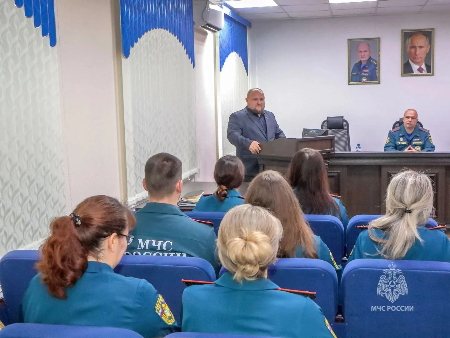 В Главном управлении МЧС России по Курганской области прошла встреча с участником СВО и уполномоченн