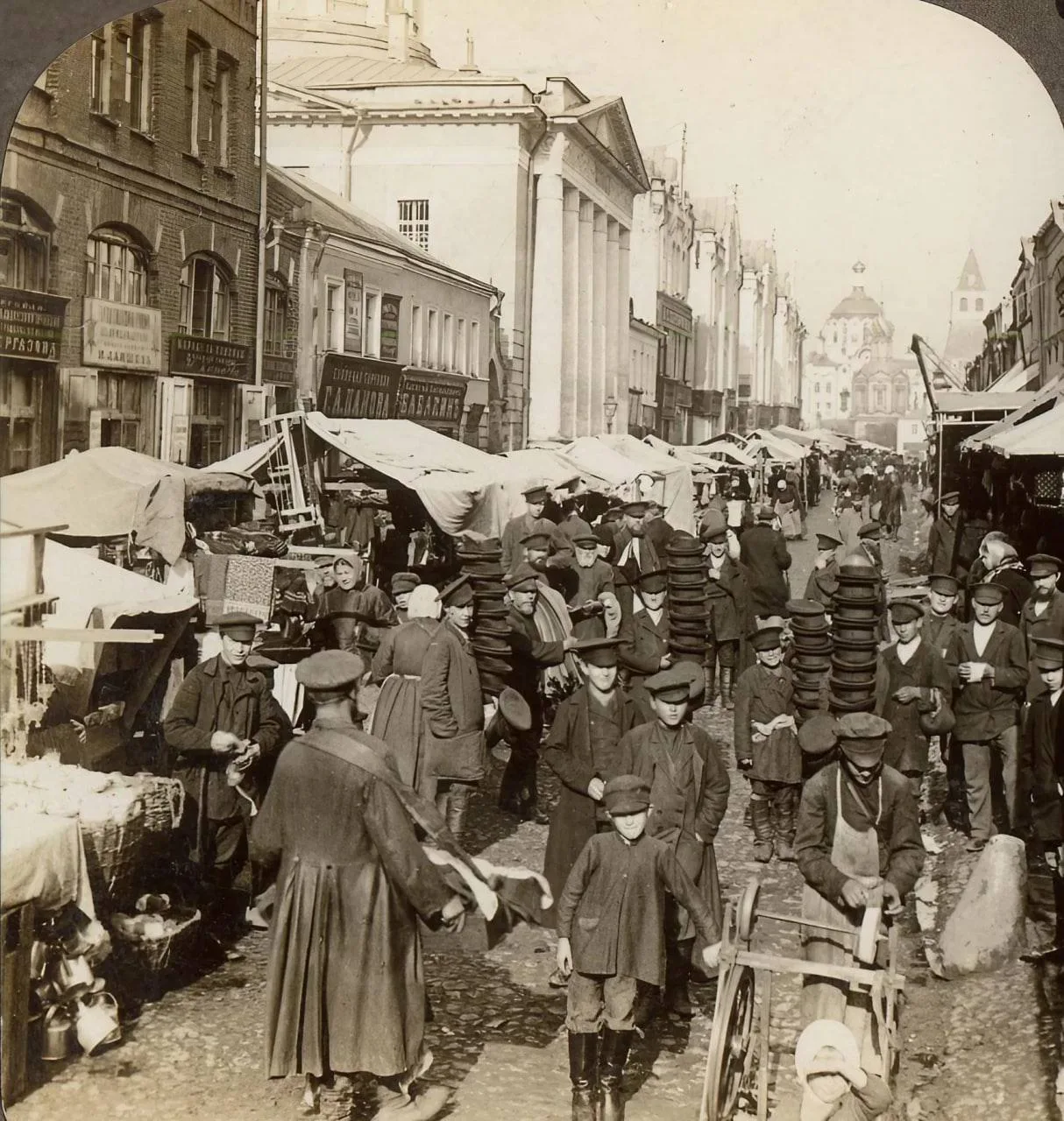 Оживлённый рынок на Китай-городе, 1898