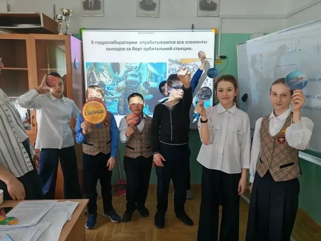 День космонавтики 🚀   Рассказываем о новостях, которые не вошли в ленту💬   🌎15 апреля 2026 👩‍🏫библио