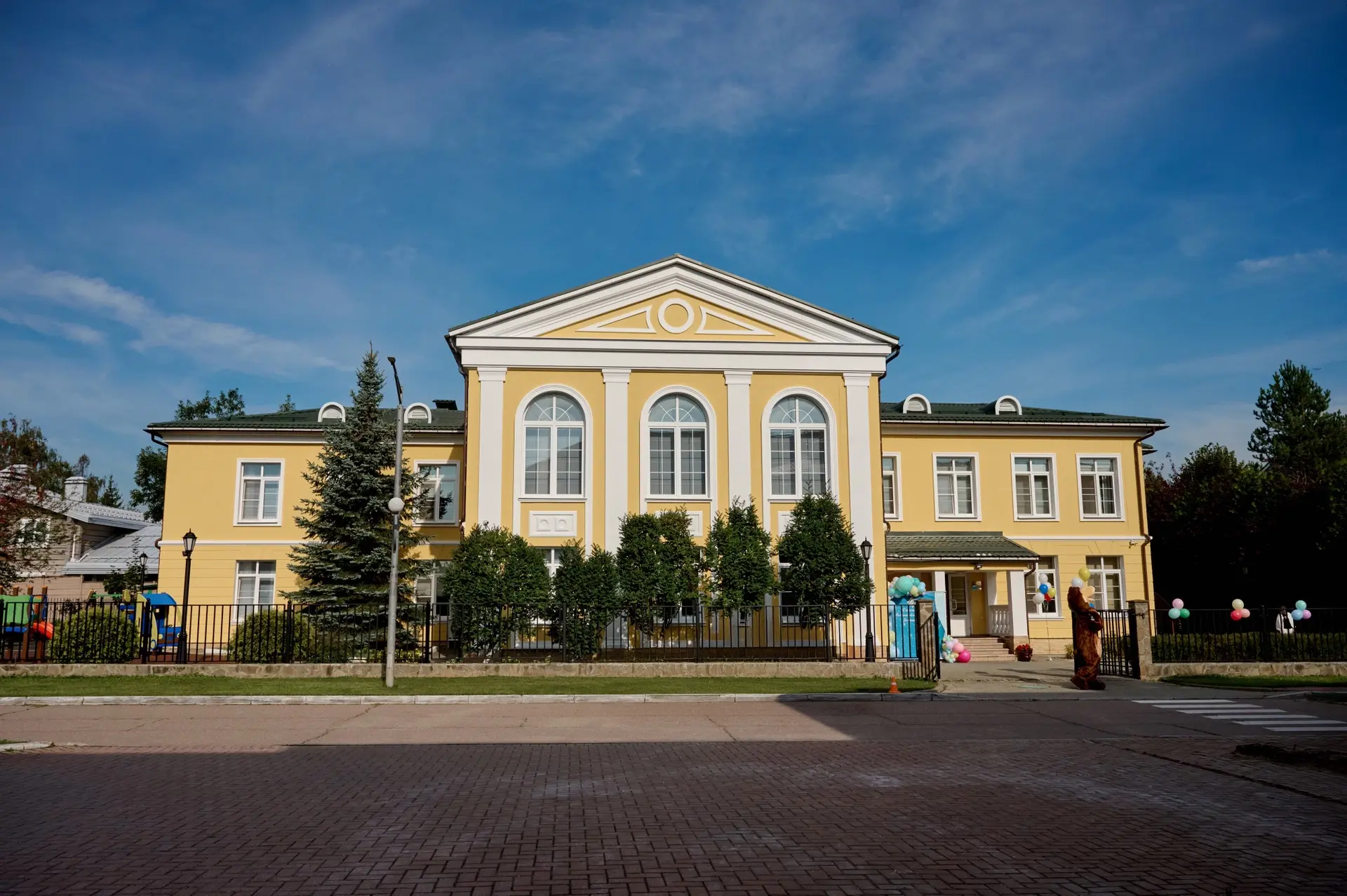 С праздником! Поздравляем педагогов дошкольного отделения Ломоносовской школы-Зелёный мыс.