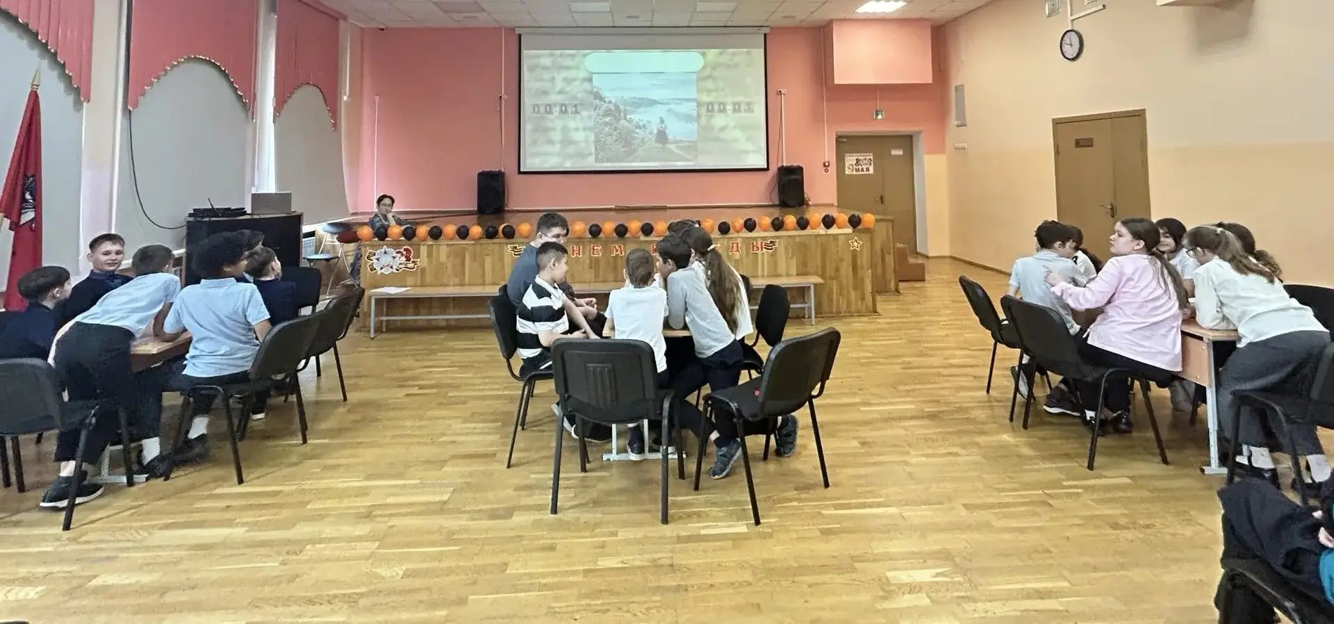 🤗 Маленькие знатоки большой истории  ⭐️ В преддверии Дня Победы ученики 3-А, 3-Б, 3-Г, 4-А и 4-Б кла