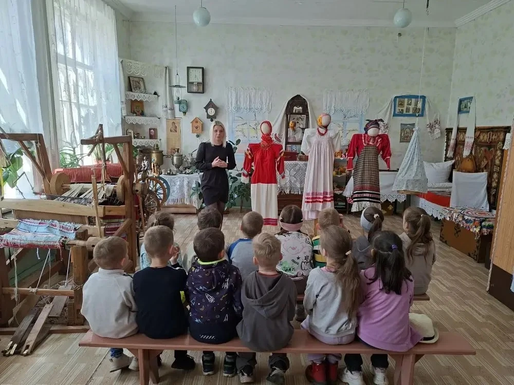 Сегодня старшая группа "Звездочки " посетила музей  в Детском доме творчества. Для них ...