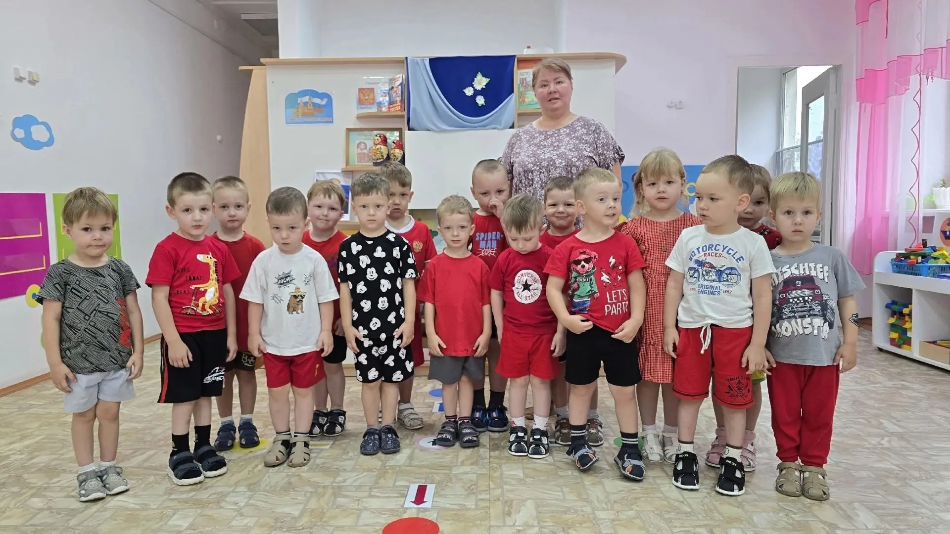 ПОНЕДЕЛЬНИК? Да он просто огонь! 
Вы когда-нибудь видели море красных футболок, бантиков и кроссовок