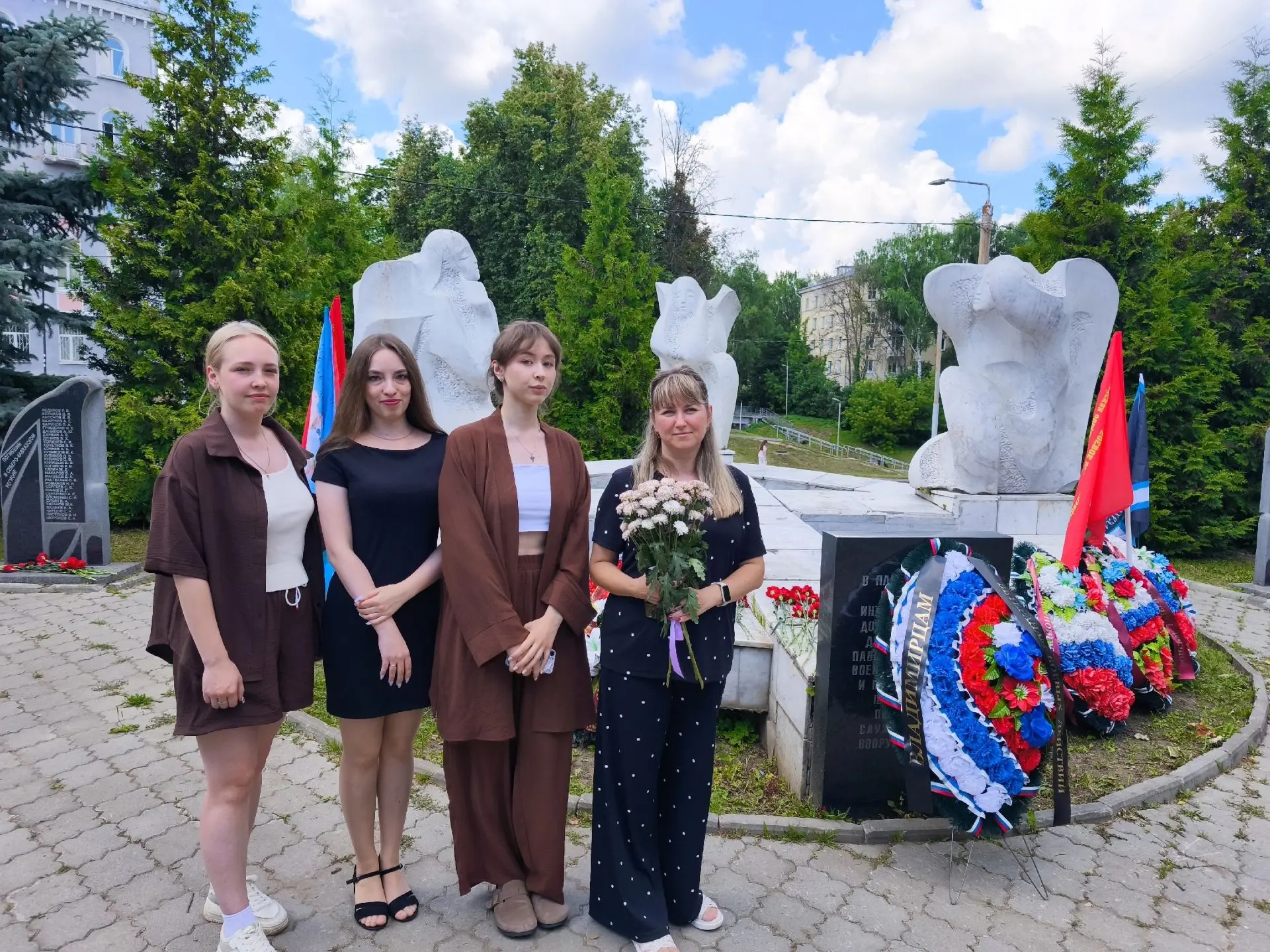 День памяти и уважения: сотрудники комплексного центра почтили подвиг ветеранов