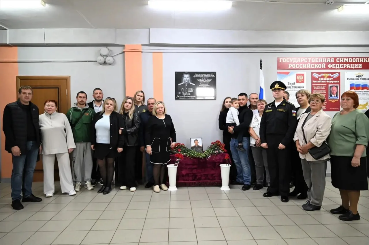🕯️ Спас семерых ценой жизни: в школе №1 Ельца открыли мемориальную доску лейтенанту мо...