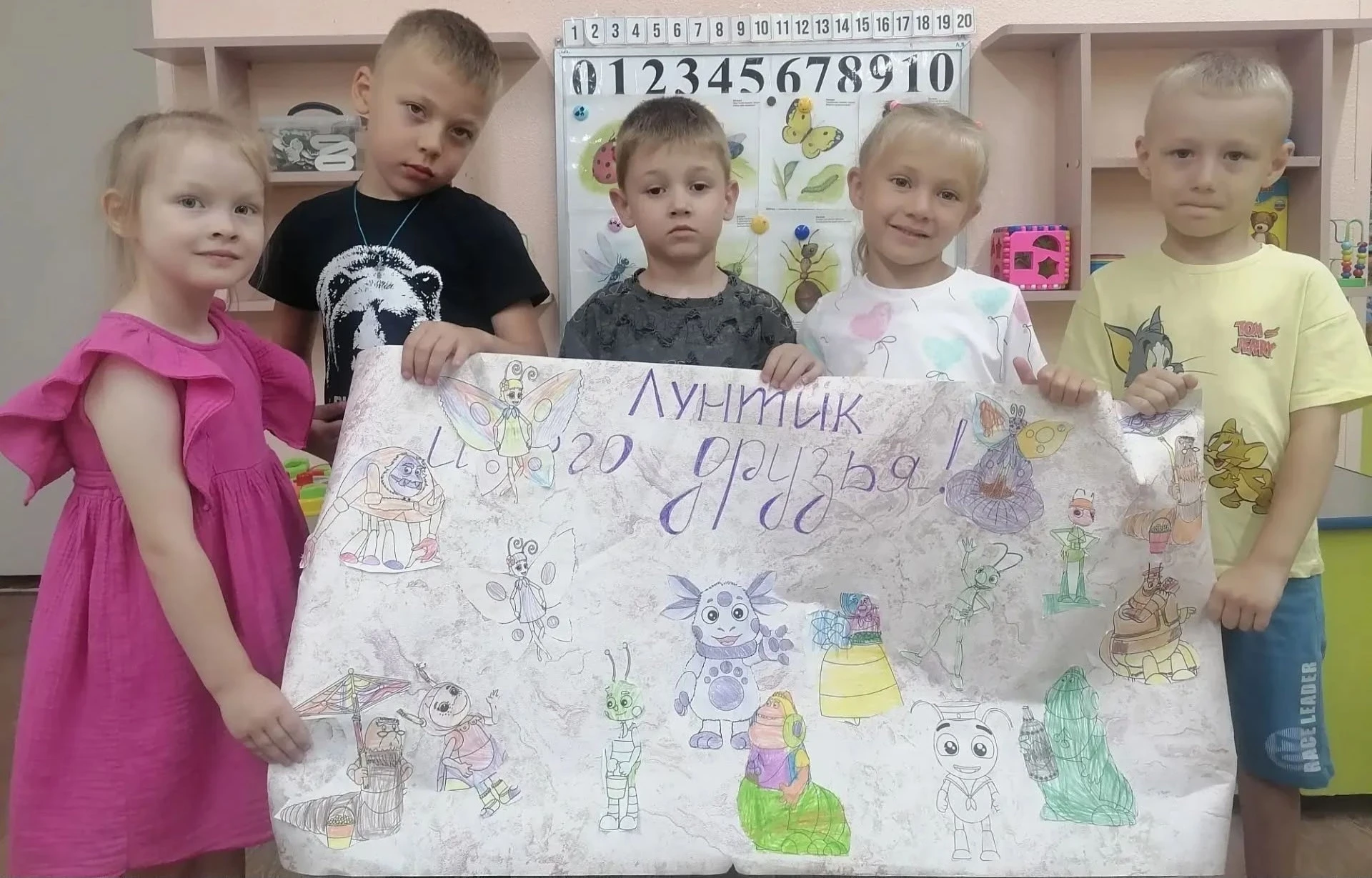 Увлекательное тематическое мероприятие «День насекомых» прошло сегодня в " Улыбке". На большом экран