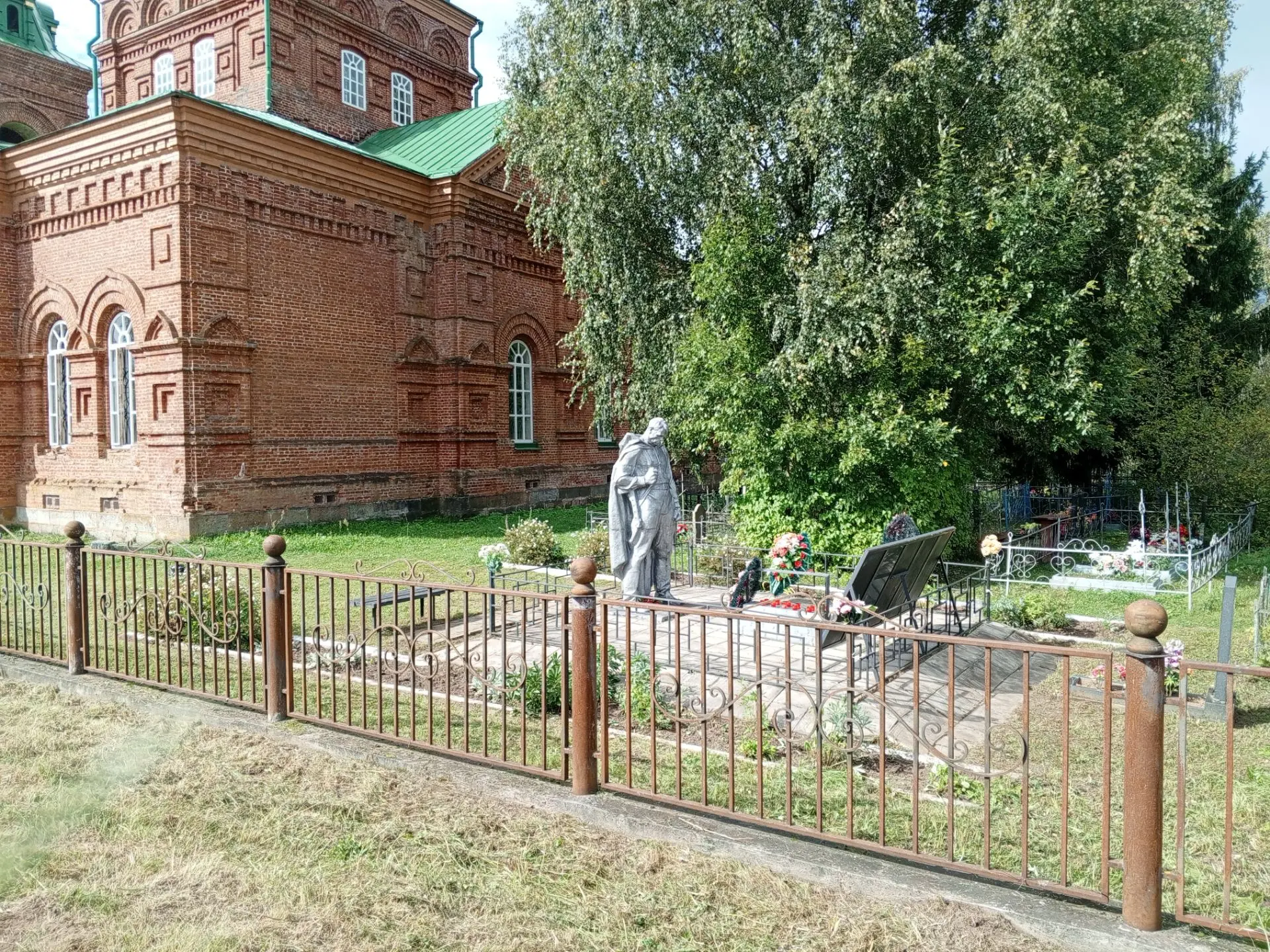 УБОРКА БРАТСКОГО ЗАХОРОНЕНИЯ.