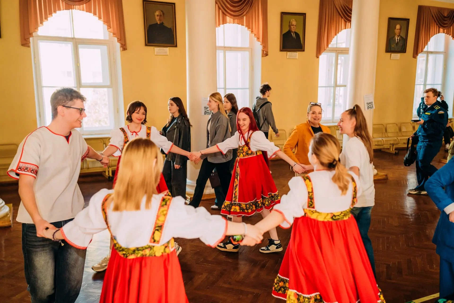 ✨ А вы тоже видели сегодня людей в русских народных костюмах в университете? А это всё неспроста, ве