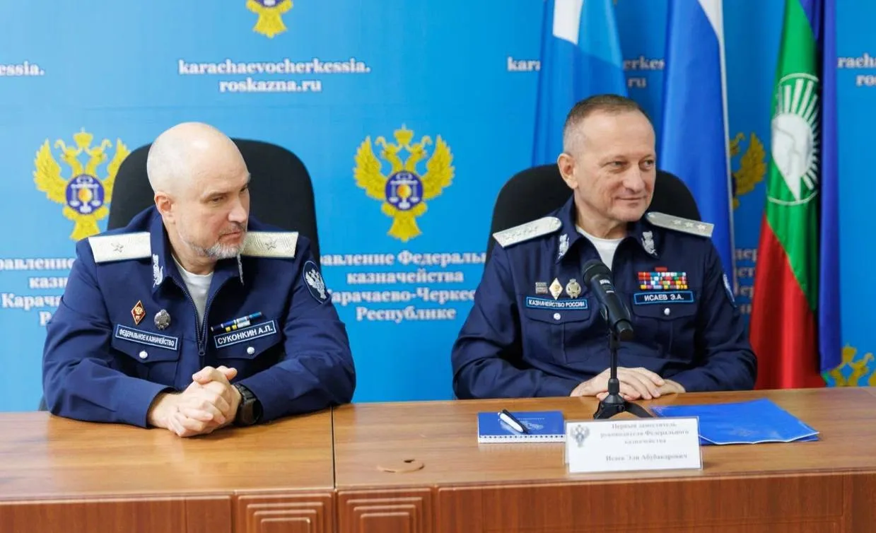 Первый заместитель руководителя Казначейства России Эли Исаев совместно с заместителем ...
