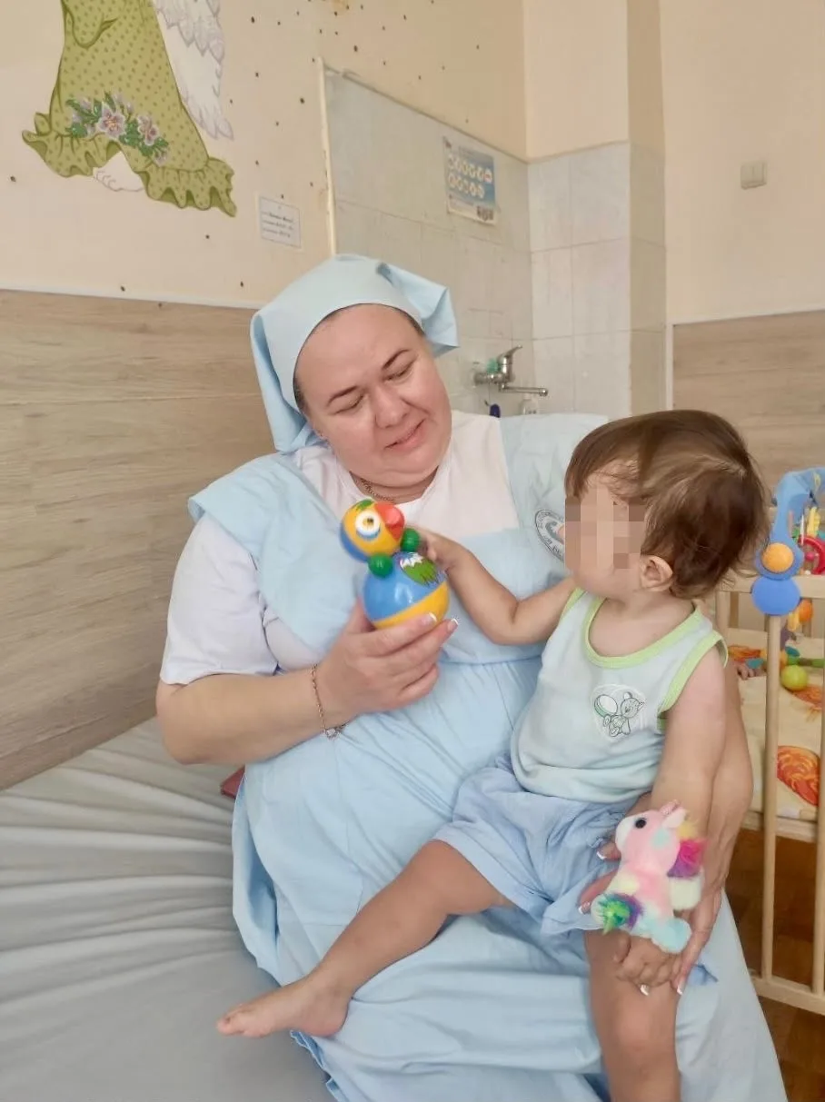 Каждое больничное утро нянь фонда «Я без мамы» повторяет вчерашнее и никогда не бывает ...