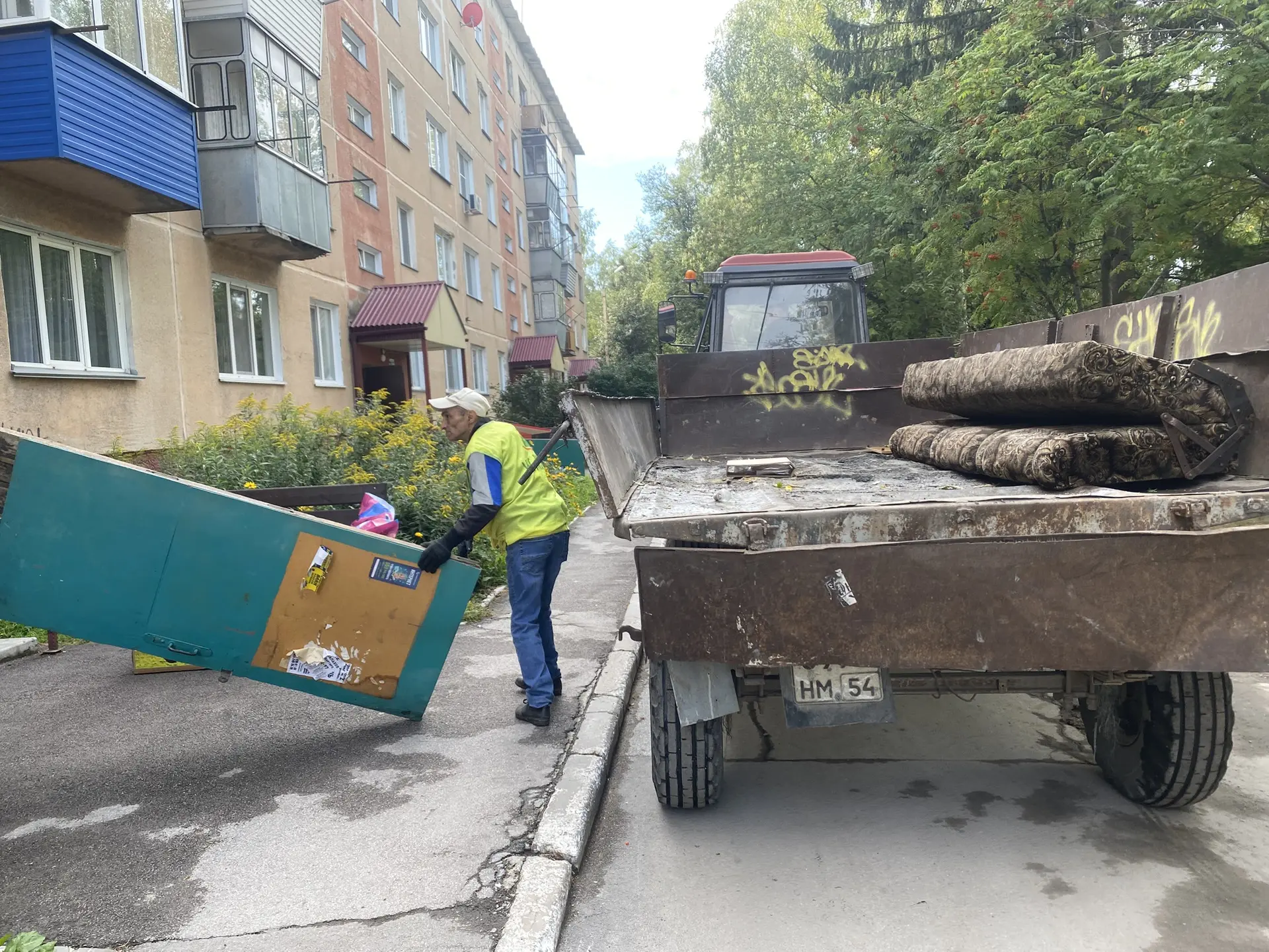Индустриальный 9 произведена чистка подвалов, вывезено 2 телеги  мусора.