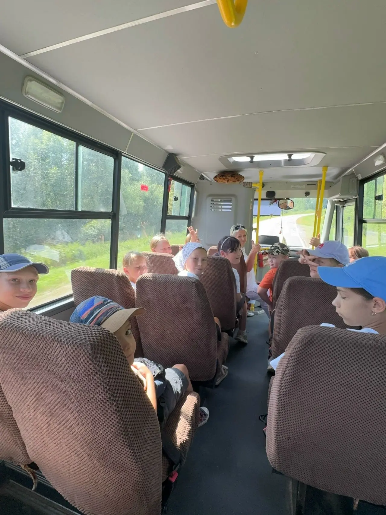 🚌Загадка дня от ребят летней площадки! 
Окна блестят, мотор поёт,
В автобусе наш весёлый народ!
Сме