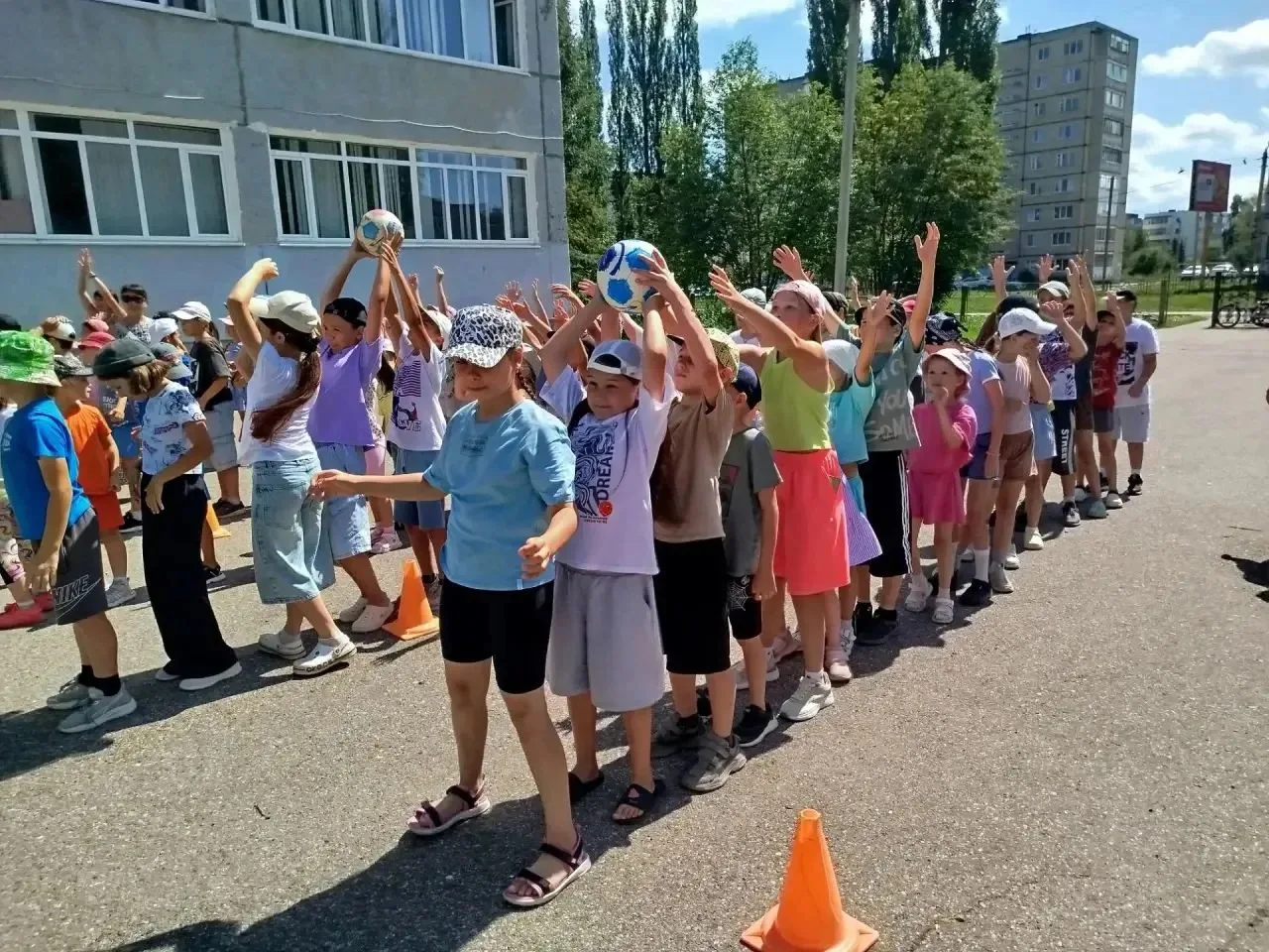 ☀️ Ещё один день в лагере пролетел ярко и весело!

Утро, как всегда, началось с бодрой зарядки — про