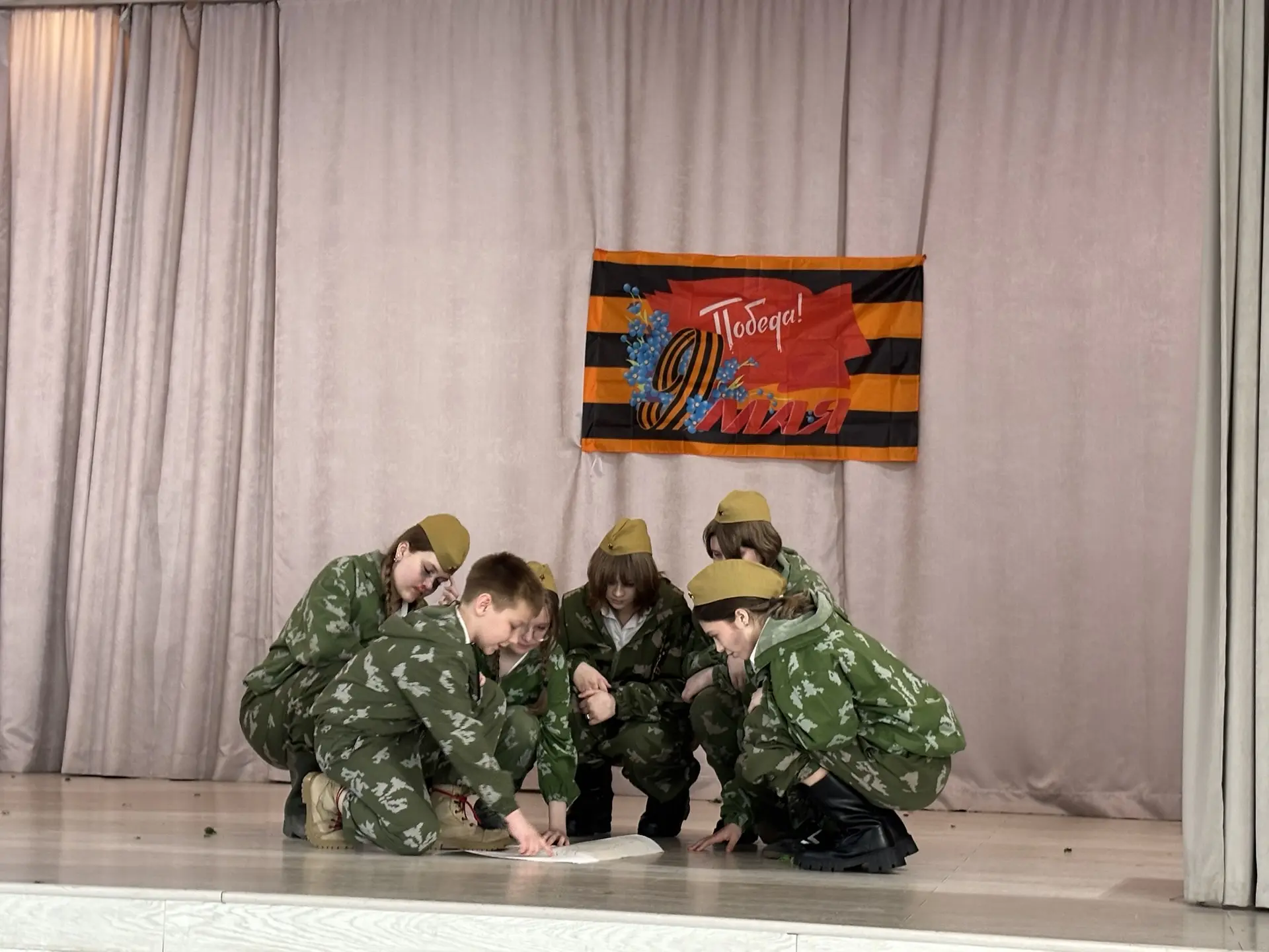 В школе №18 прошёл фестиваль военного театра: «Солдатик», «Зори» и крик души Тани Савичевой В МОУ СО