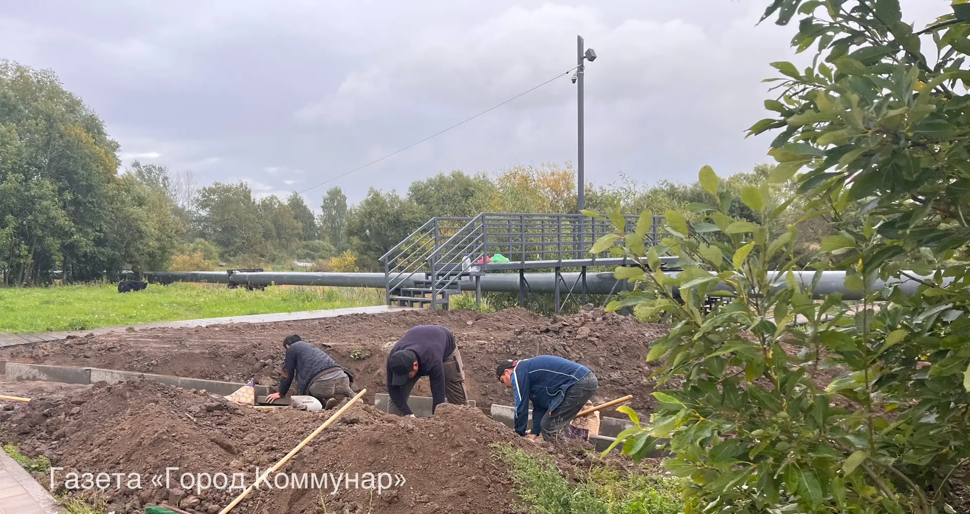 В Коммунаре начали обустраивать удобную дорожку для родителей с колясками и маломобильн...