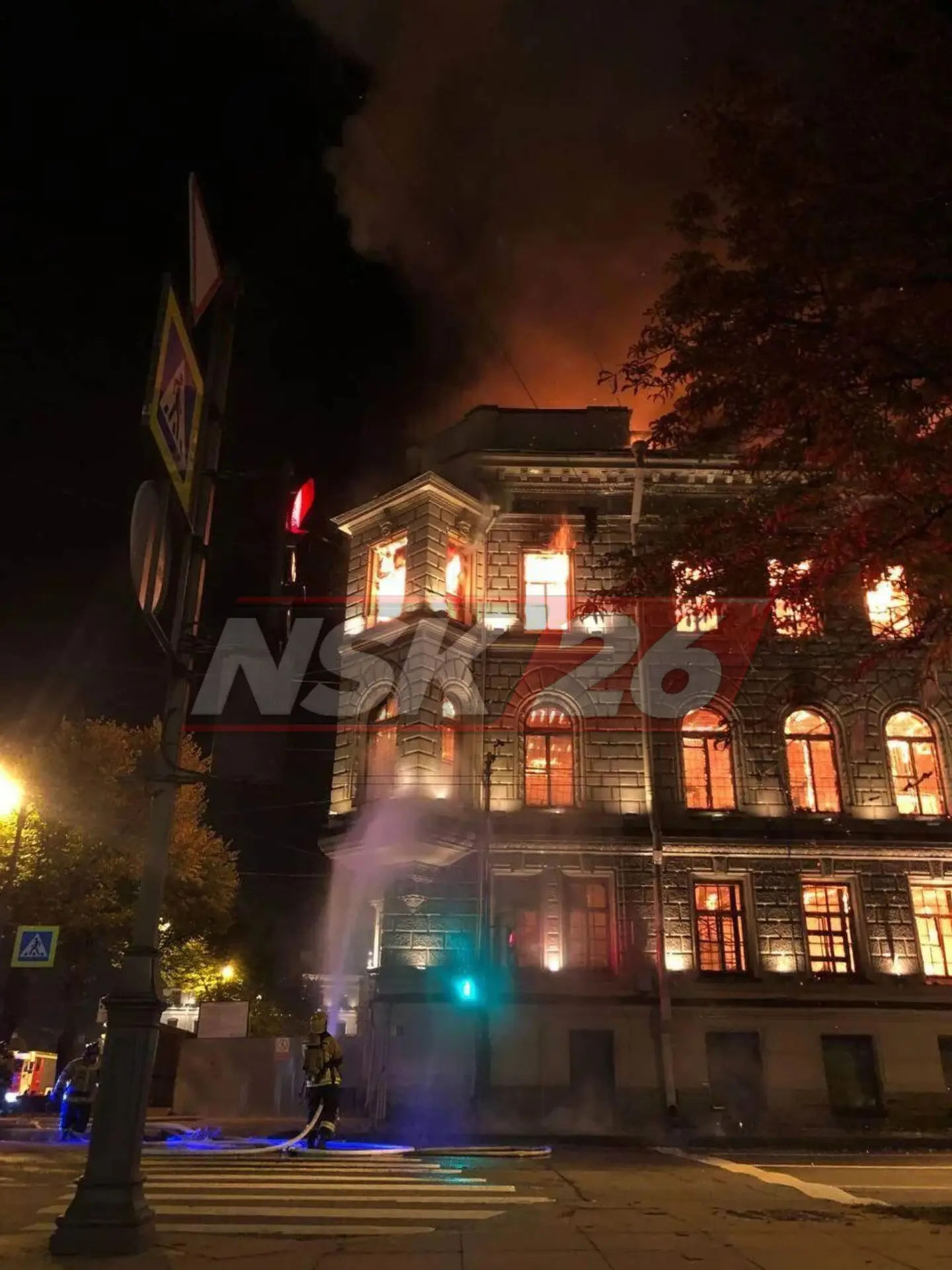 🔥 В Санкт-Петербурге загорелся особняк Миллера XIX века рядом с Исаакиевским собором